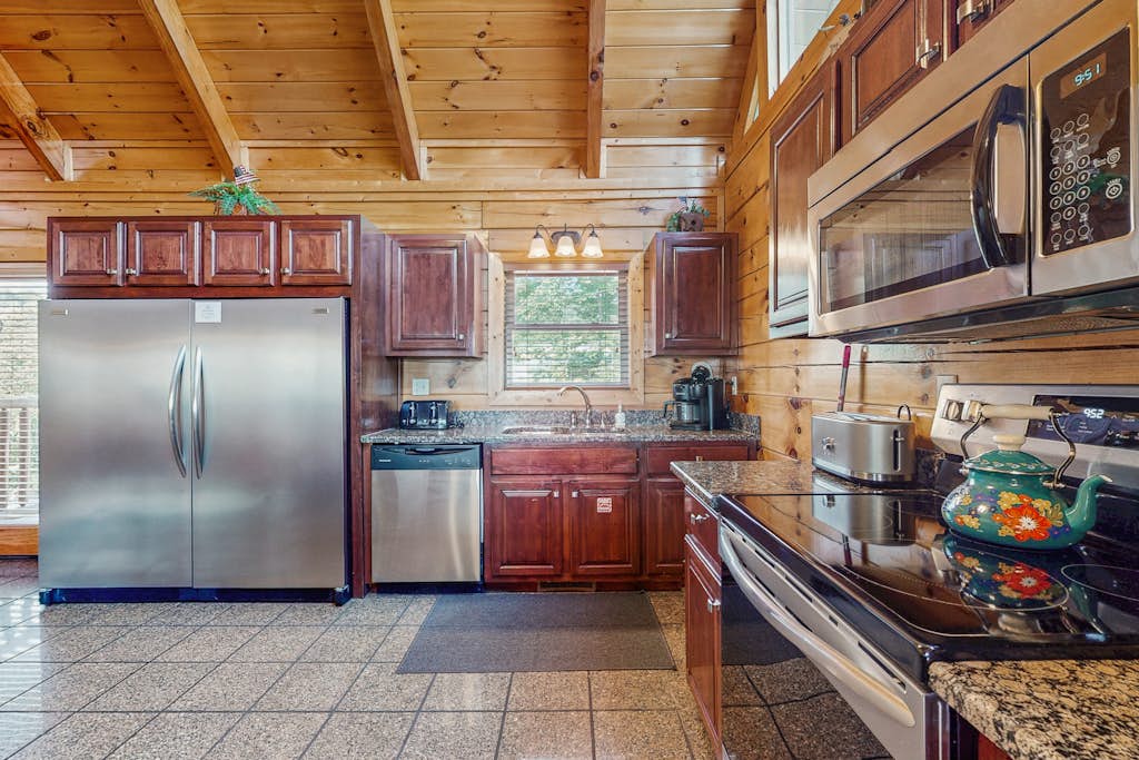 Homey Cabin, Sleeps 14, Hot Tub, Views, Near Golf Ski