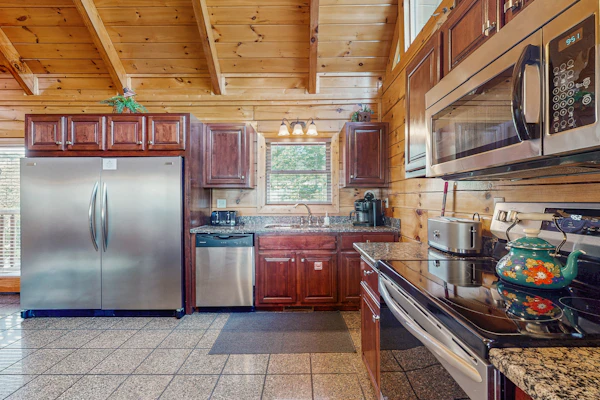 Homey Cabin, Sleeps 14, Hot Tub, Views, Near Golf Ski