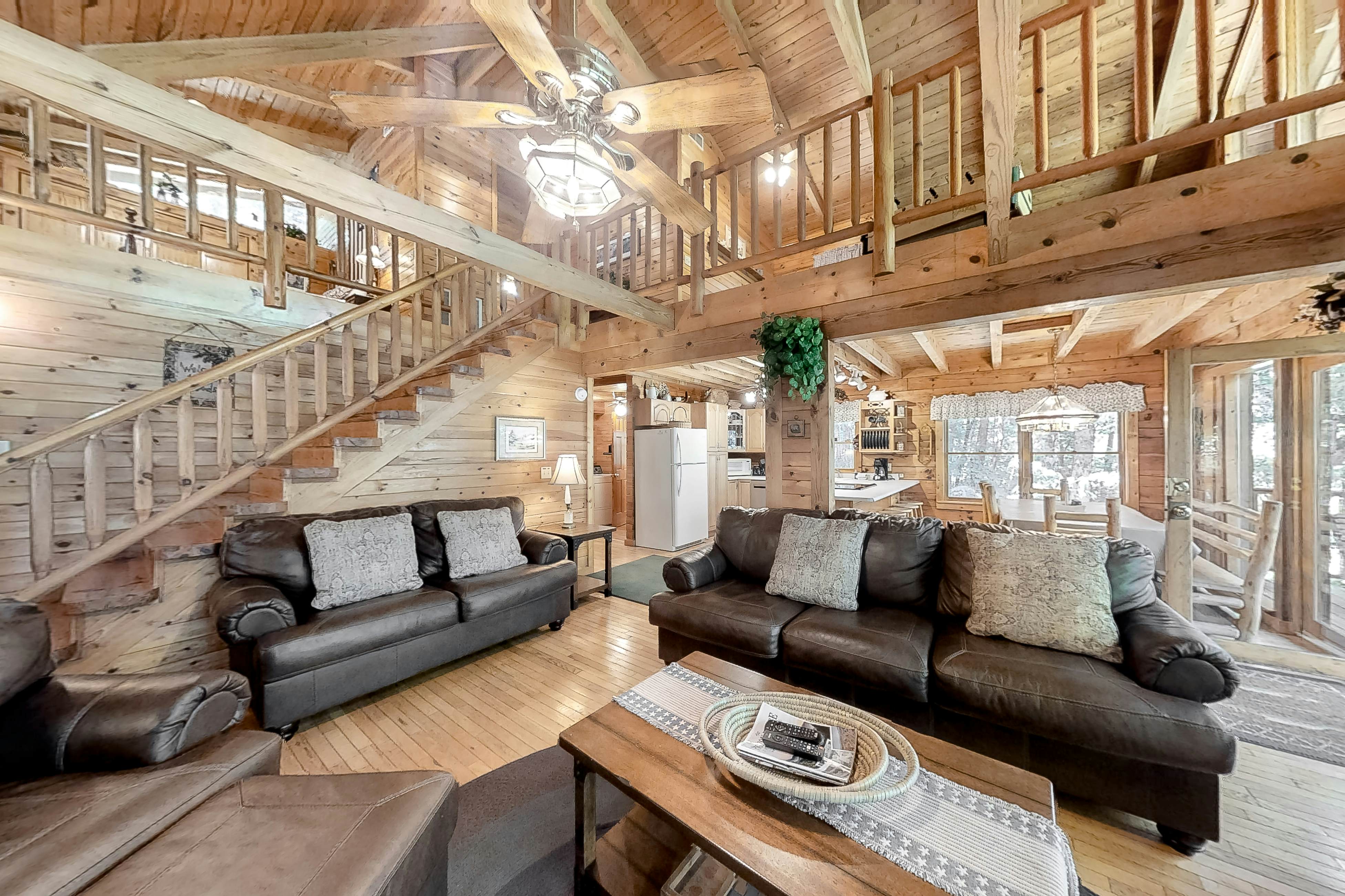 Beautiful custom cabin on private pond w/ Free Attraction Tickets & hot tub