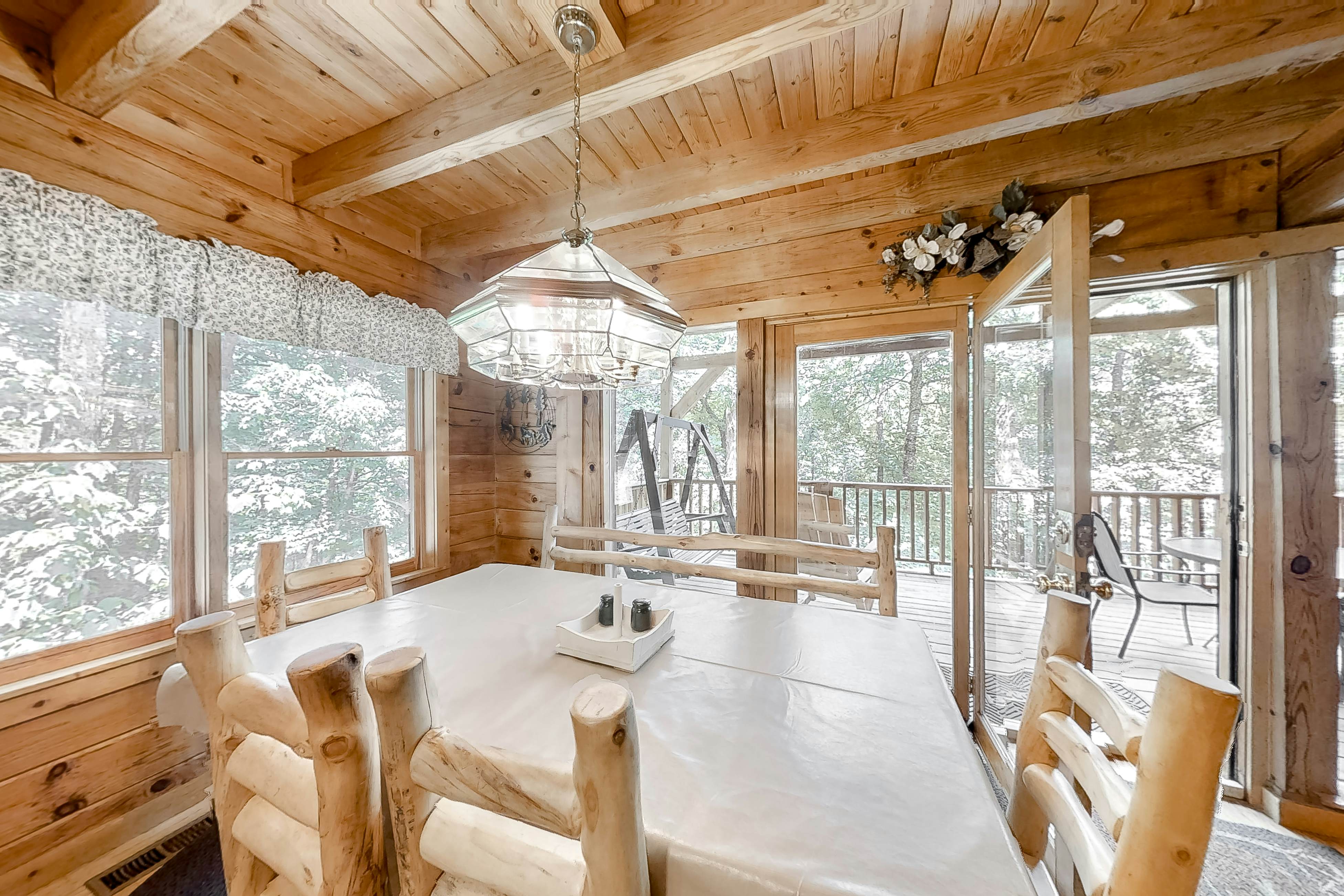 Beautiful custom cabin on private pond w/ Free Attraction Tickets & hot tub