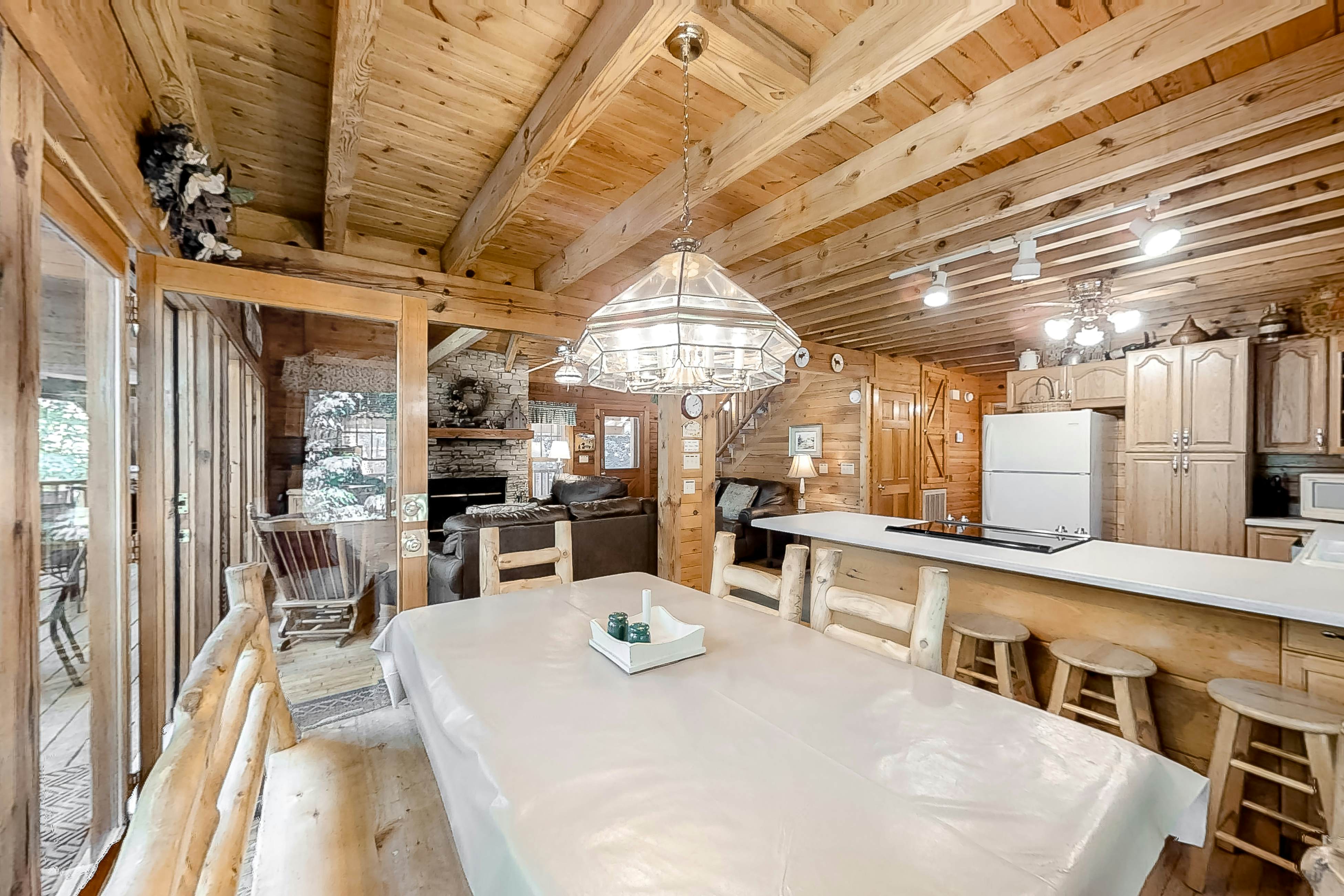 Beautiful custom cabin on private pond w/ Free Attraction Tickets & hot tub