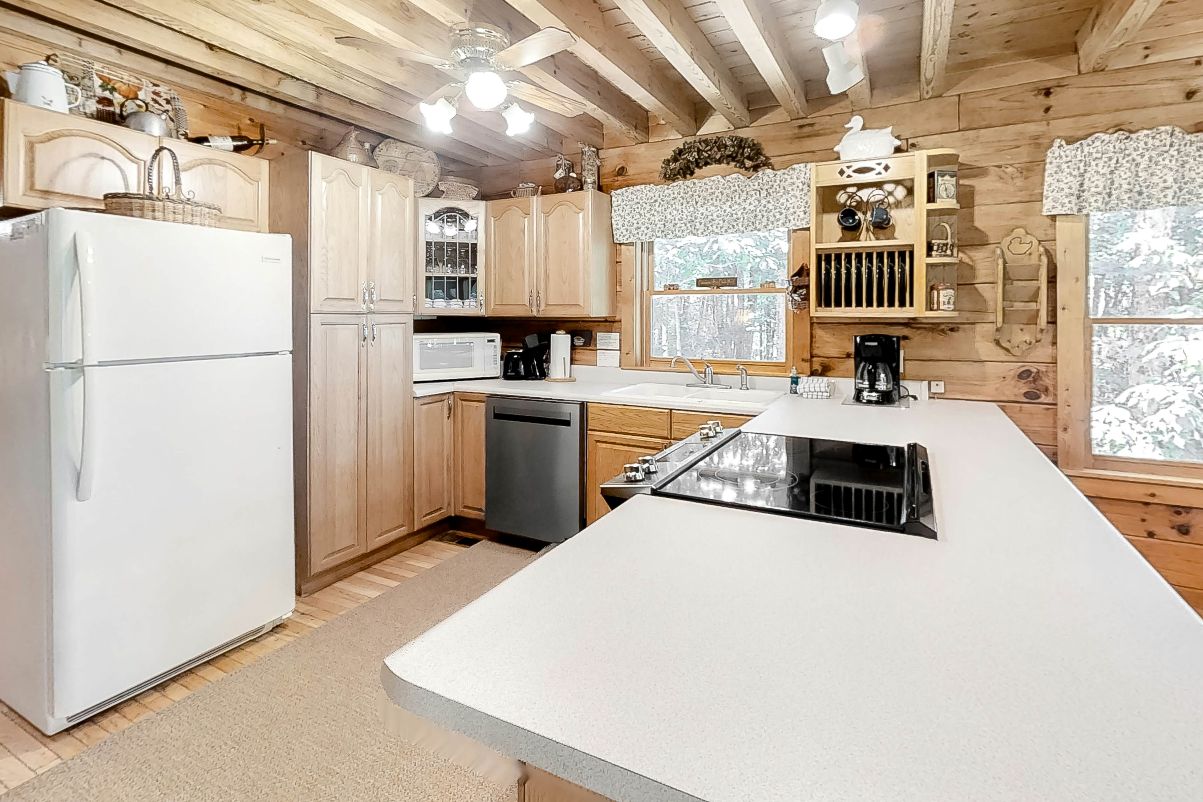 Beautiful custom cabin on private pond w/ Free Attraction Tickets & hot tub