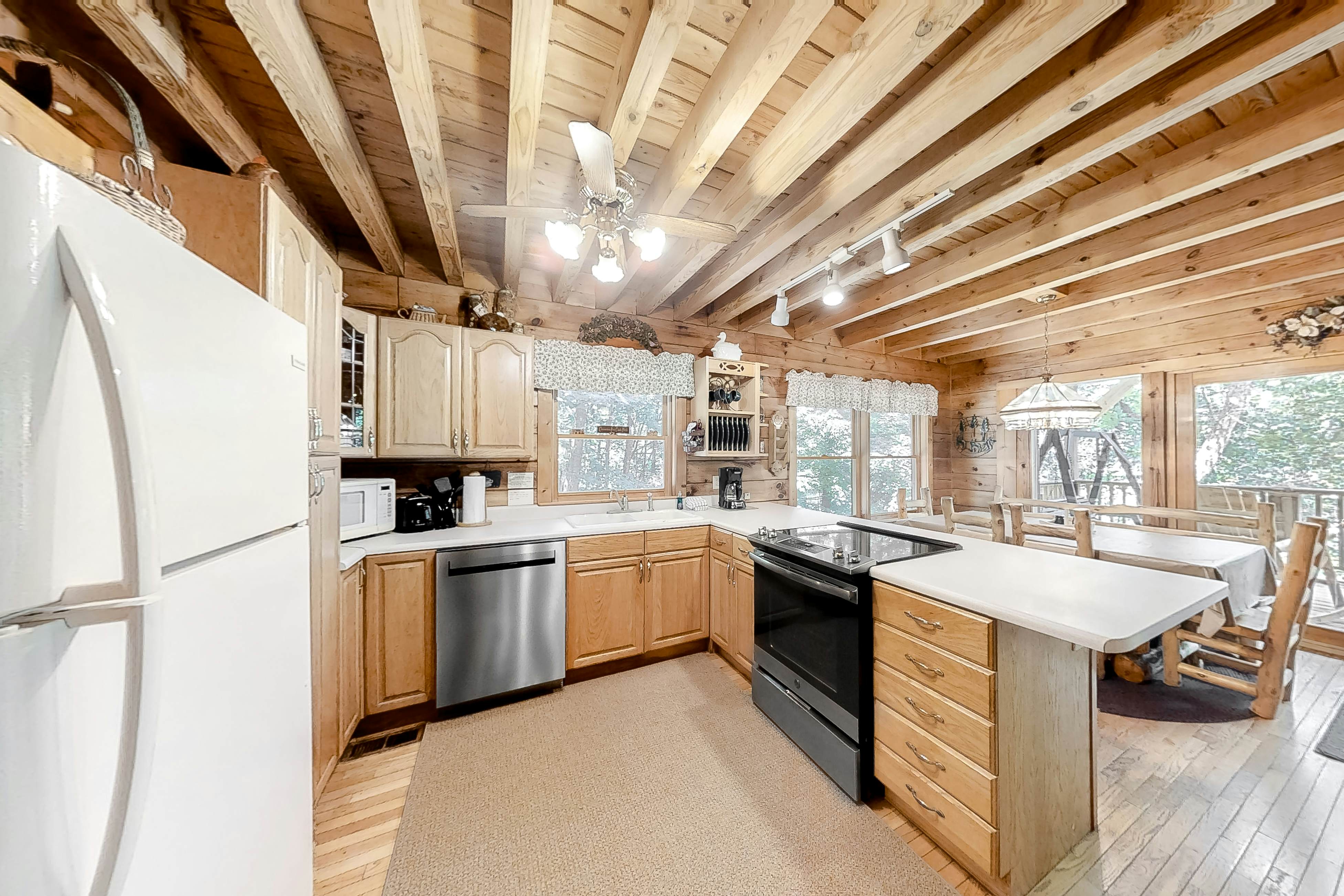 Beautiful custom cabin on private pond w/ Free Attraction Tickets & hot tub