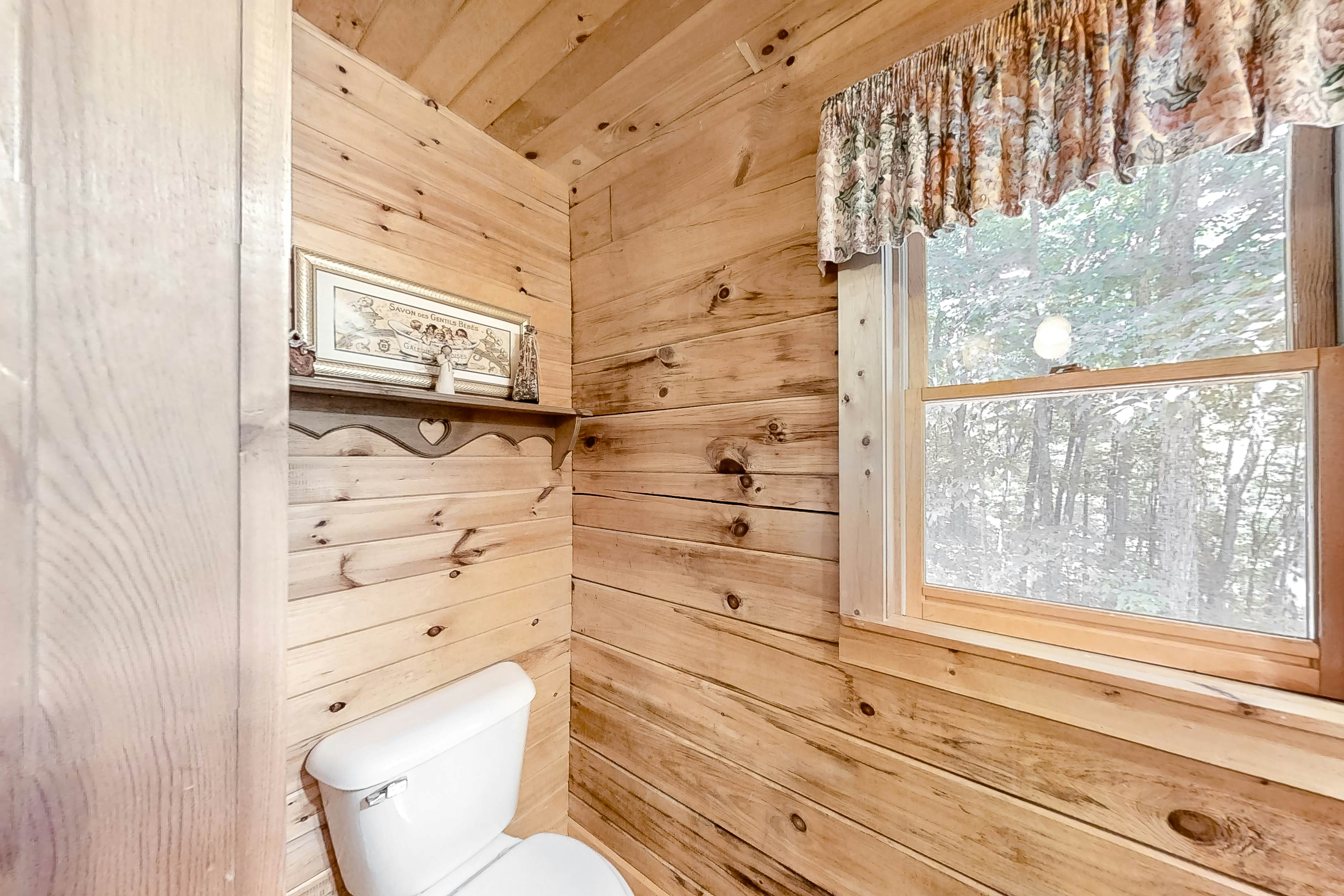 Beautiful custom cabin on private pond w/ Free Attraction Tickets & hot tub