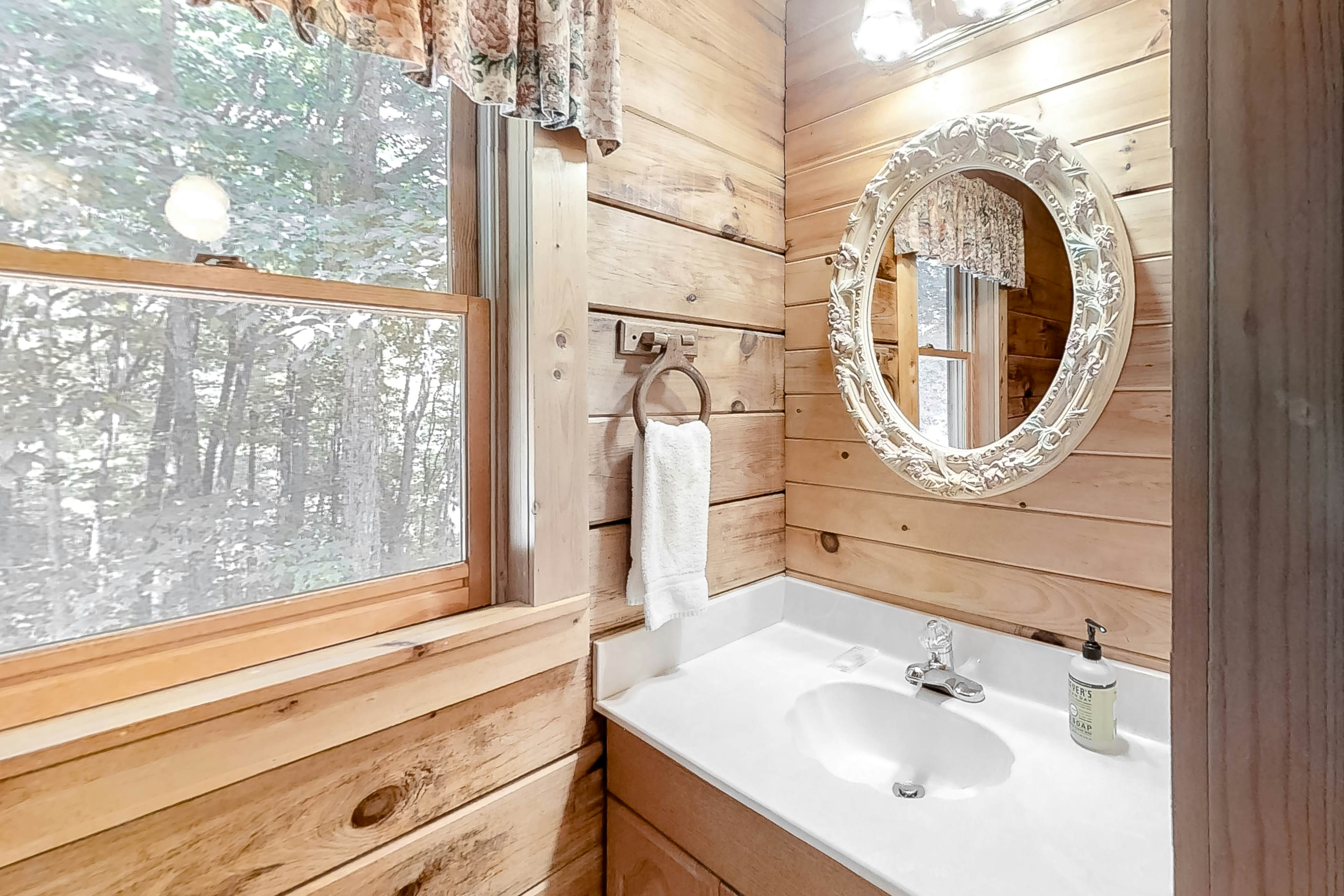 Beautiful custom cabin on private pond w/ Free Attraction Tickets & hot tub