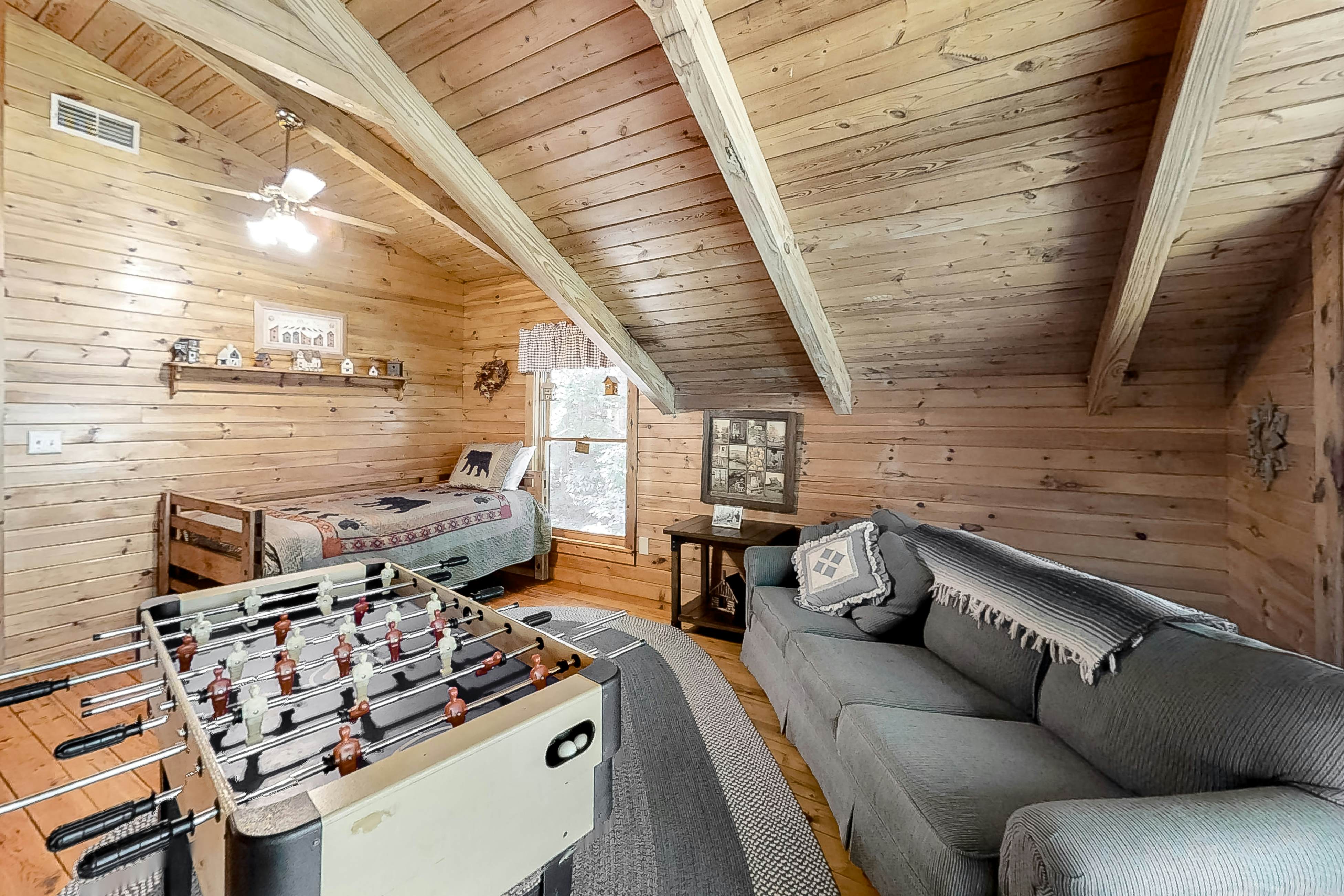 Beautiful custom cabin on private pond w/ Free Attraction Tickets & hot tub