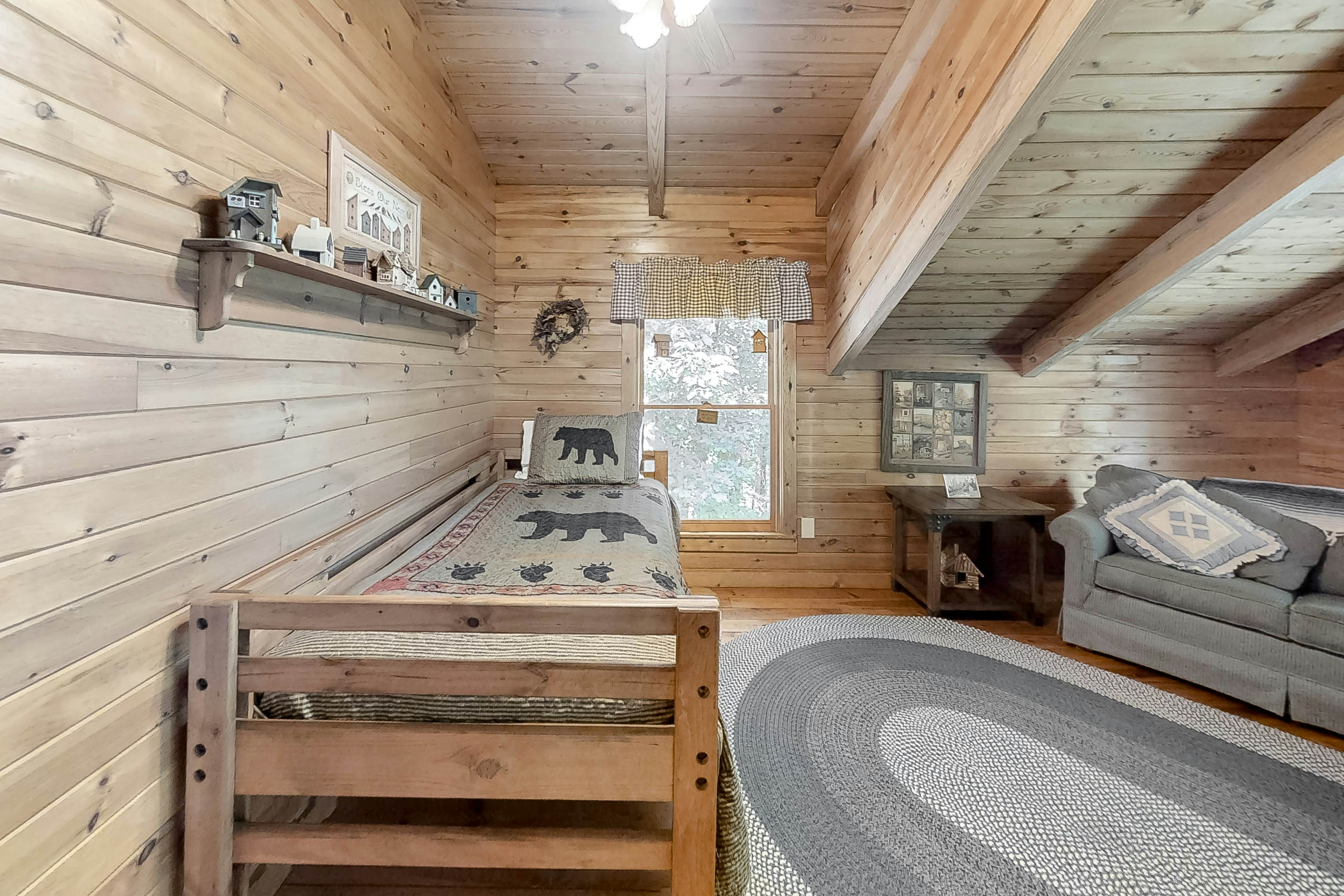 Beautiful custom cabin on private pond w/ Free Attraction Tickets & hot tub