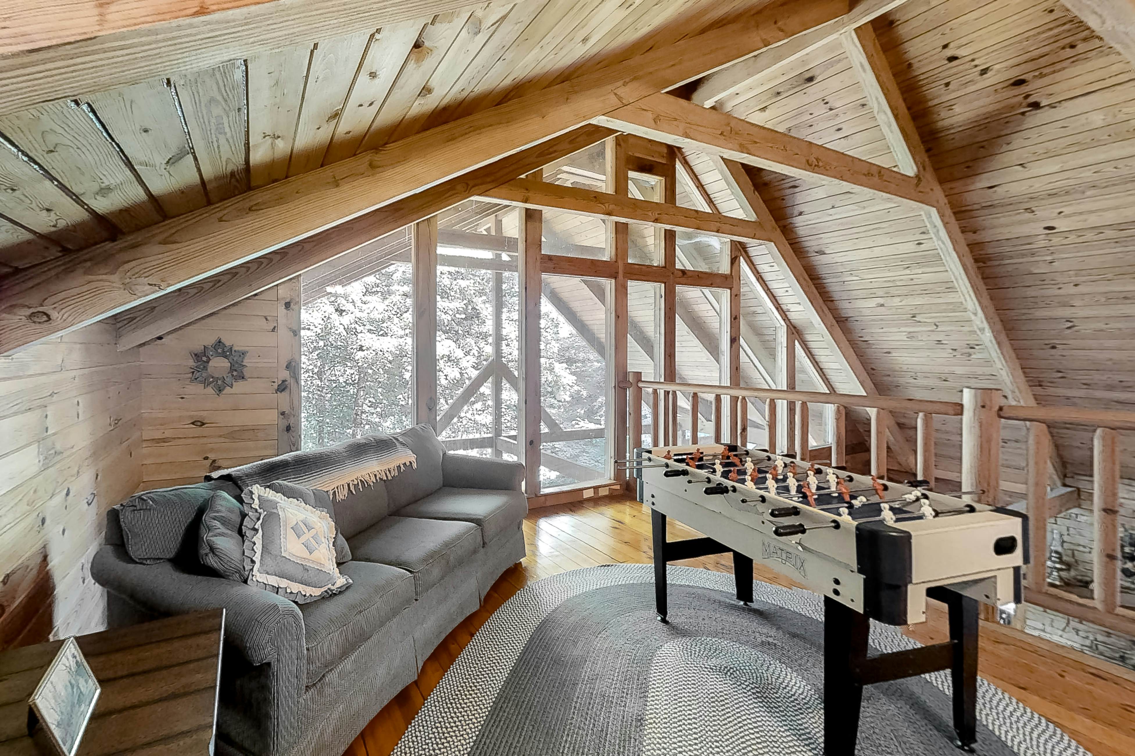 Beautiful custom cabin on private pond w/ Free Attraction Tickets & hot tub