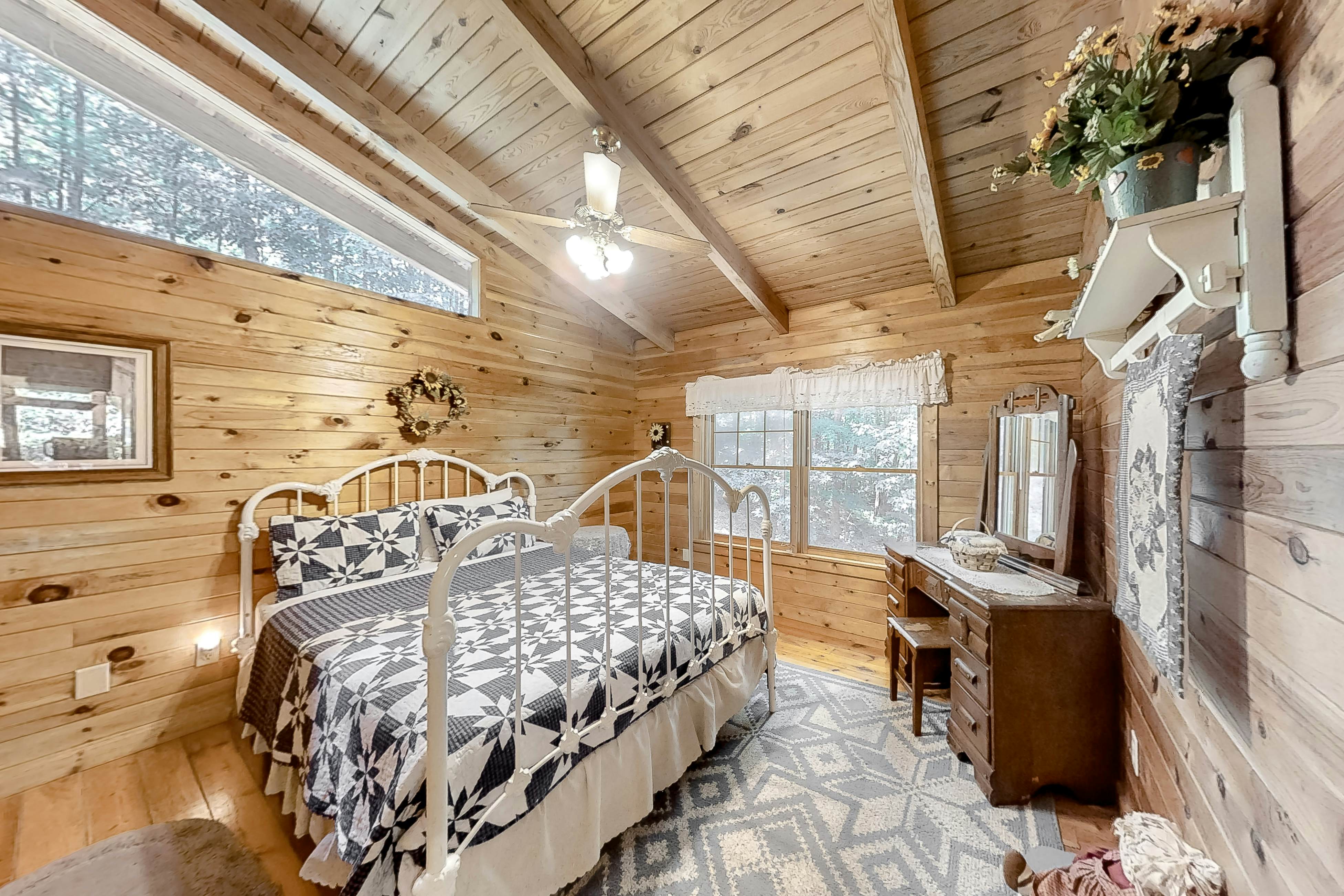 Beautiful custom cabin on private pond w/ Free Attraction Tickets & hot tub