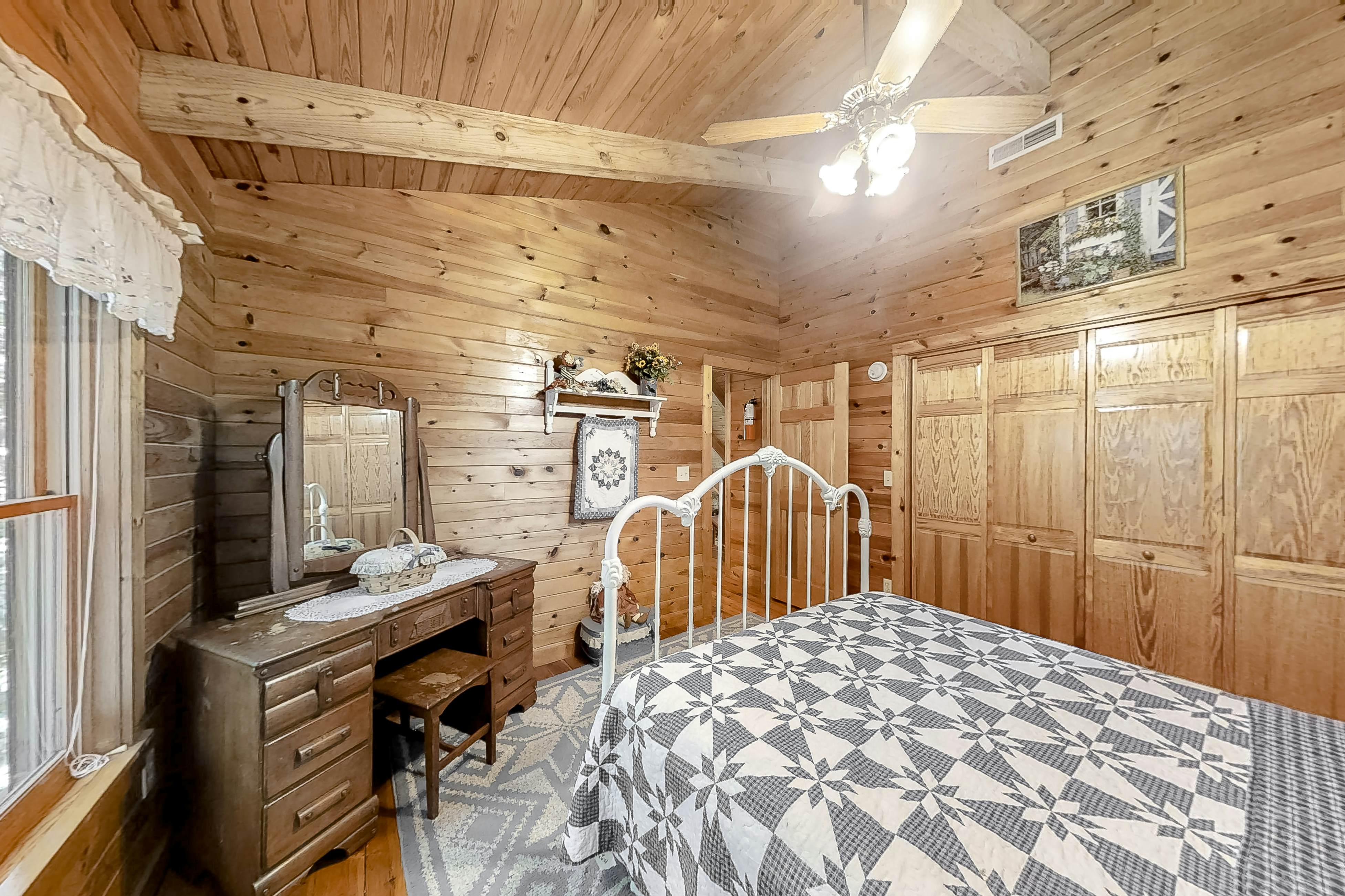 Beautiful custom cabin on private pond w/ Free Attraction Tickets & hot tub