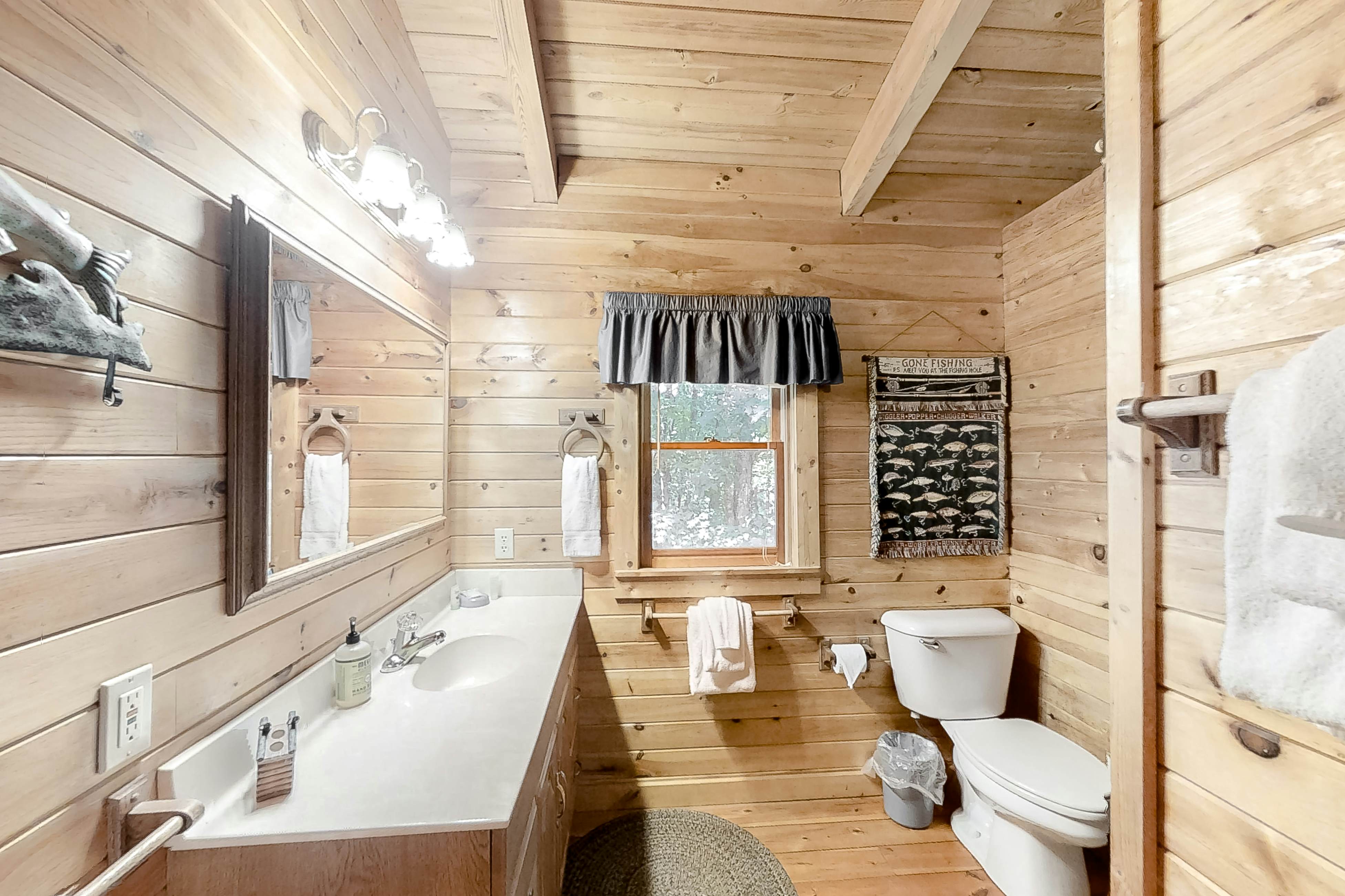 Beautiful custom cabin on private pond w/ Free Attraction Tickets & hot tub