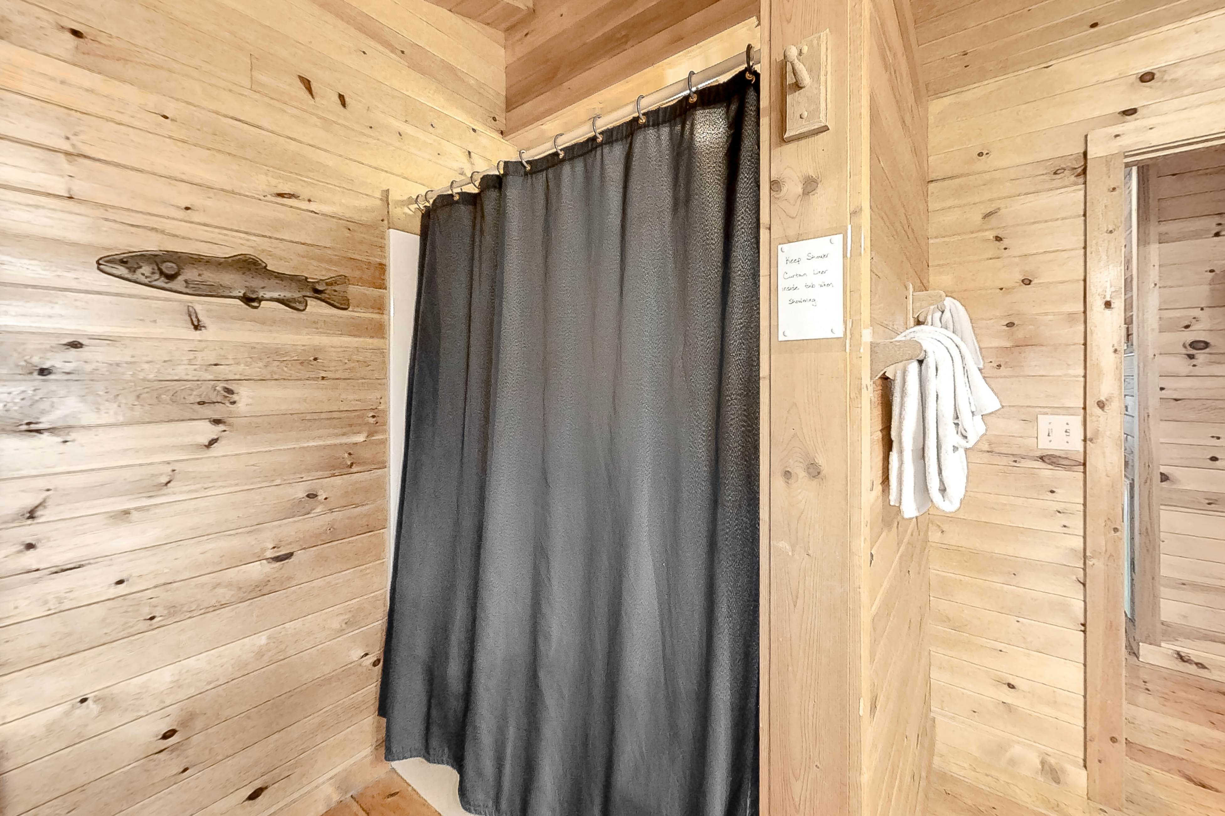 Beautiful custom cabin on private pond w/ Free Attraction Tickets & hot tub