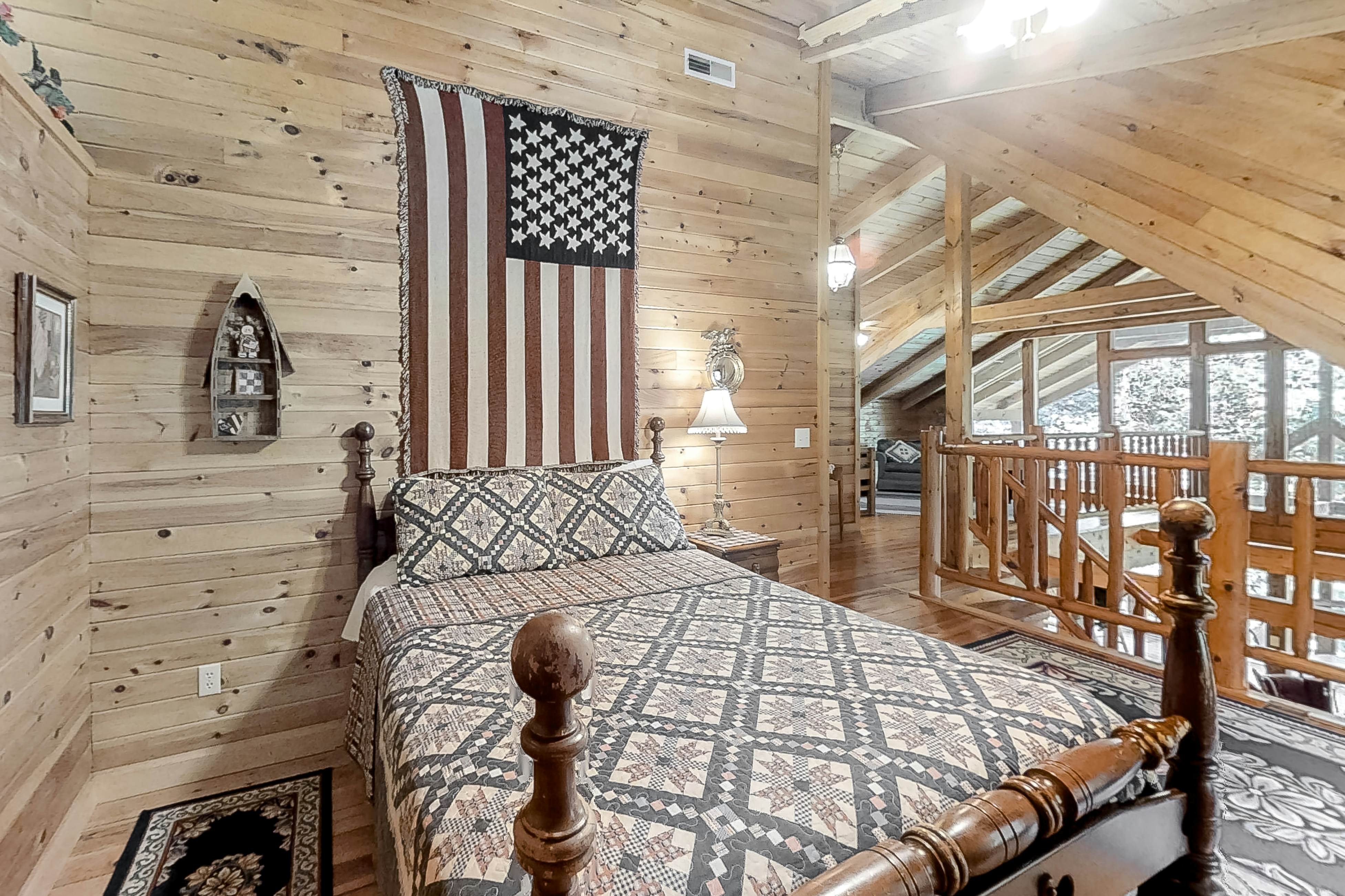 Beautiful custom cabin on private pond w/ Free Attraction Tickets & hot tub