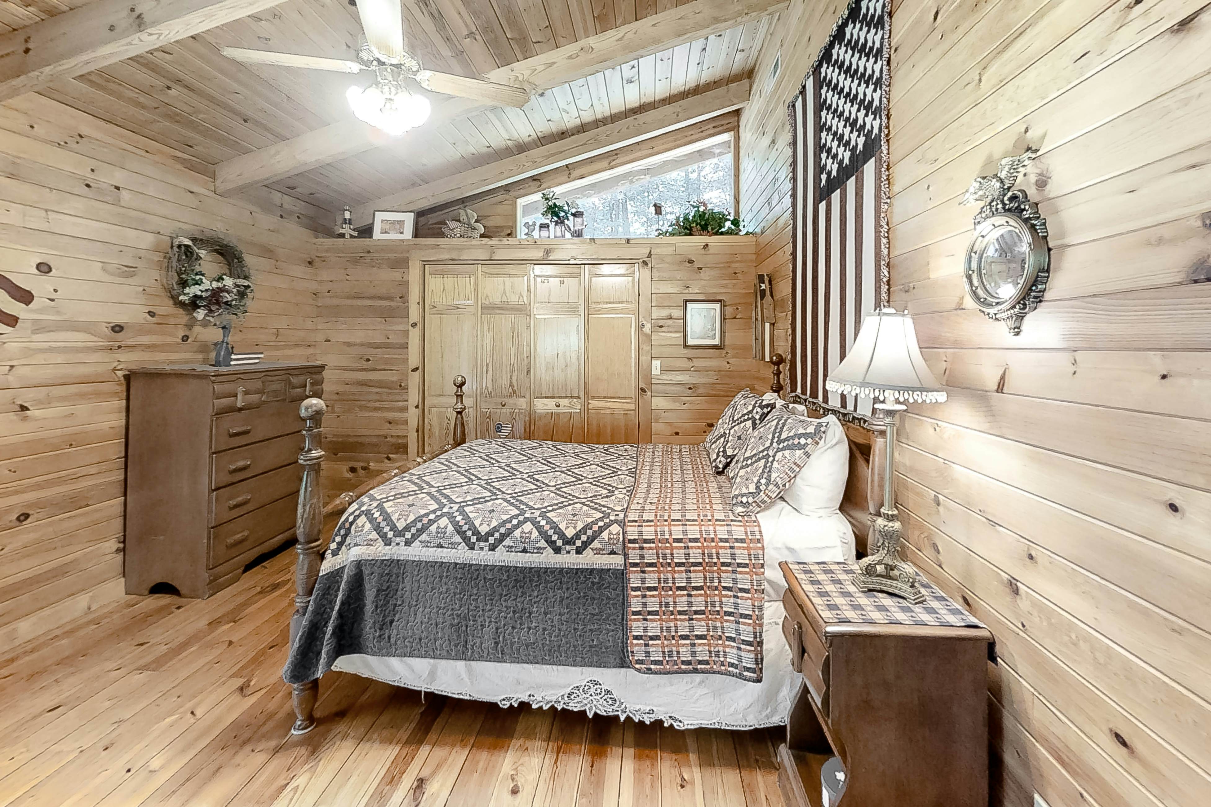Beautiful custom cabin on private pond w/ Free Attraction Tickets & hot tub