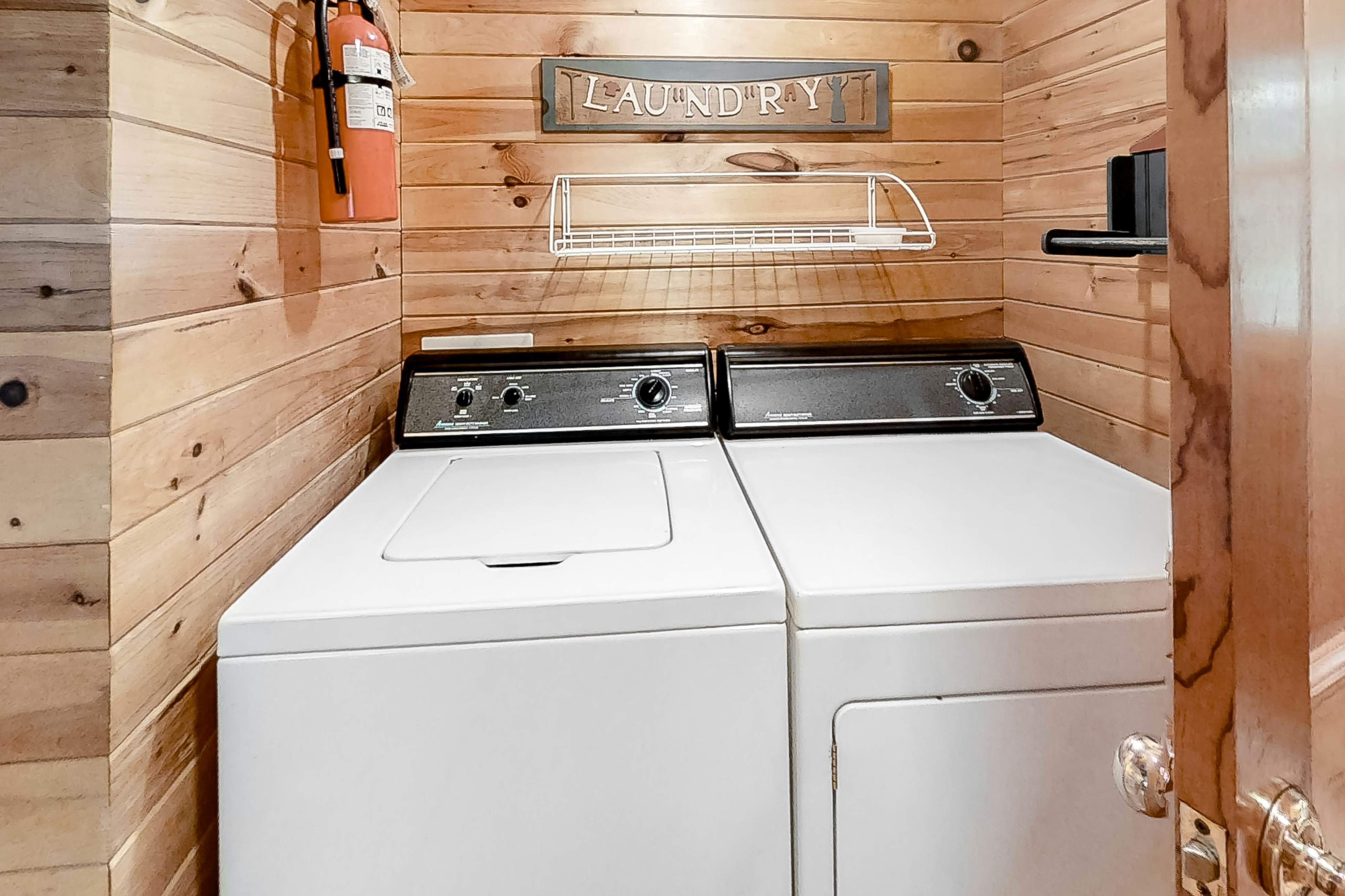 Beautiful custom cabin on private pond w/ Free Attraction Tickets & hot tub