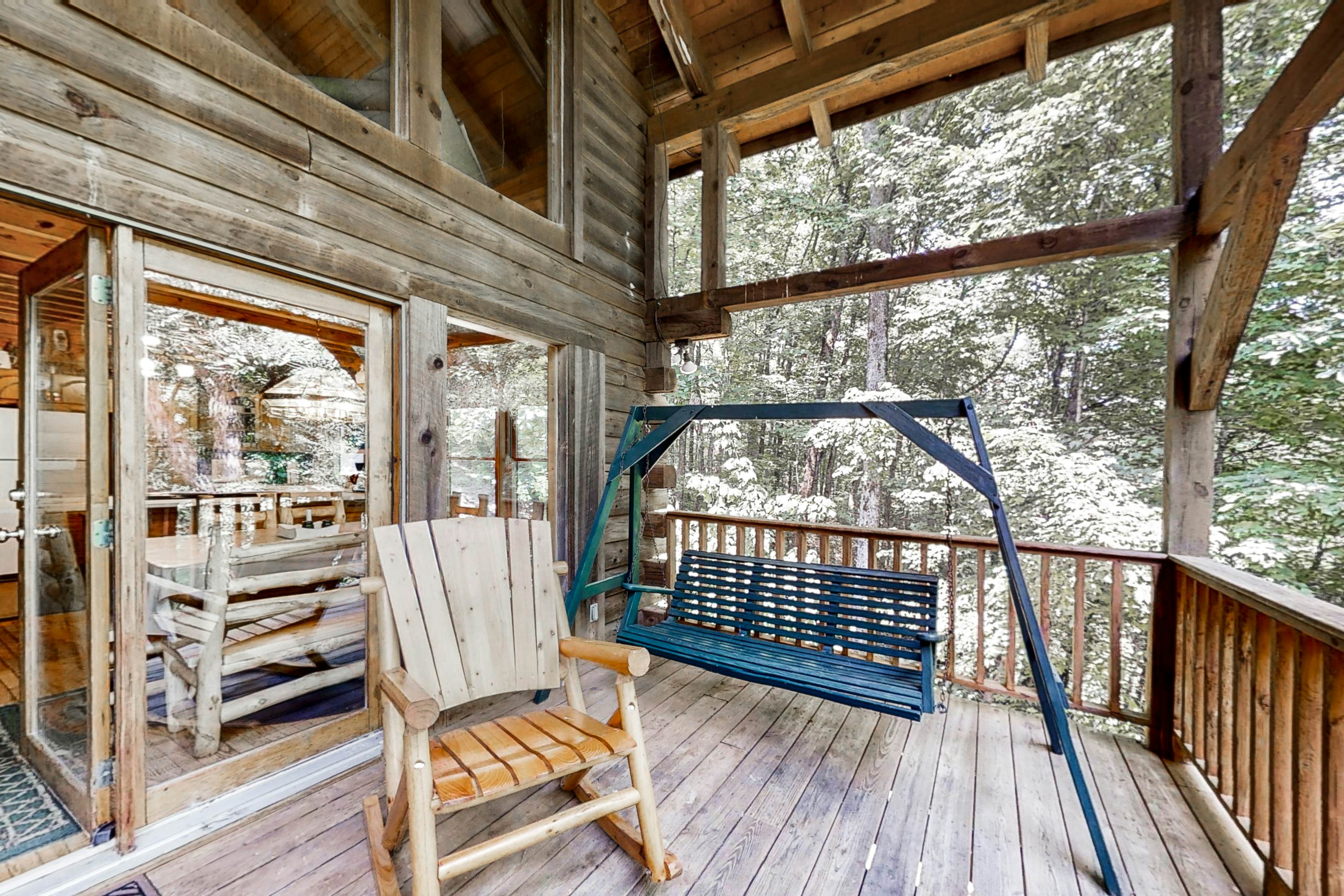 Beautiful custom cabin on private pond w/ Free Attraction Tickets & hot tub