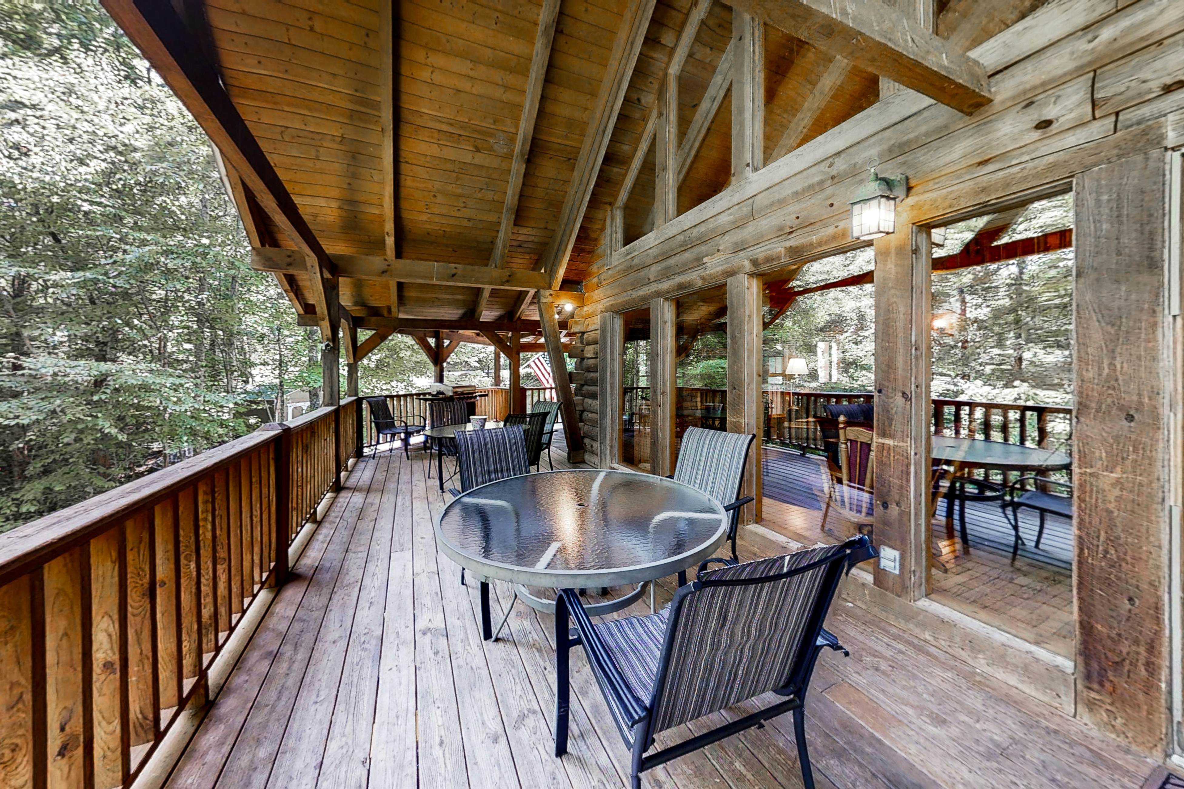 Beautiful custom cabin on private pond w/ Free Attraction Tickets & hot tub