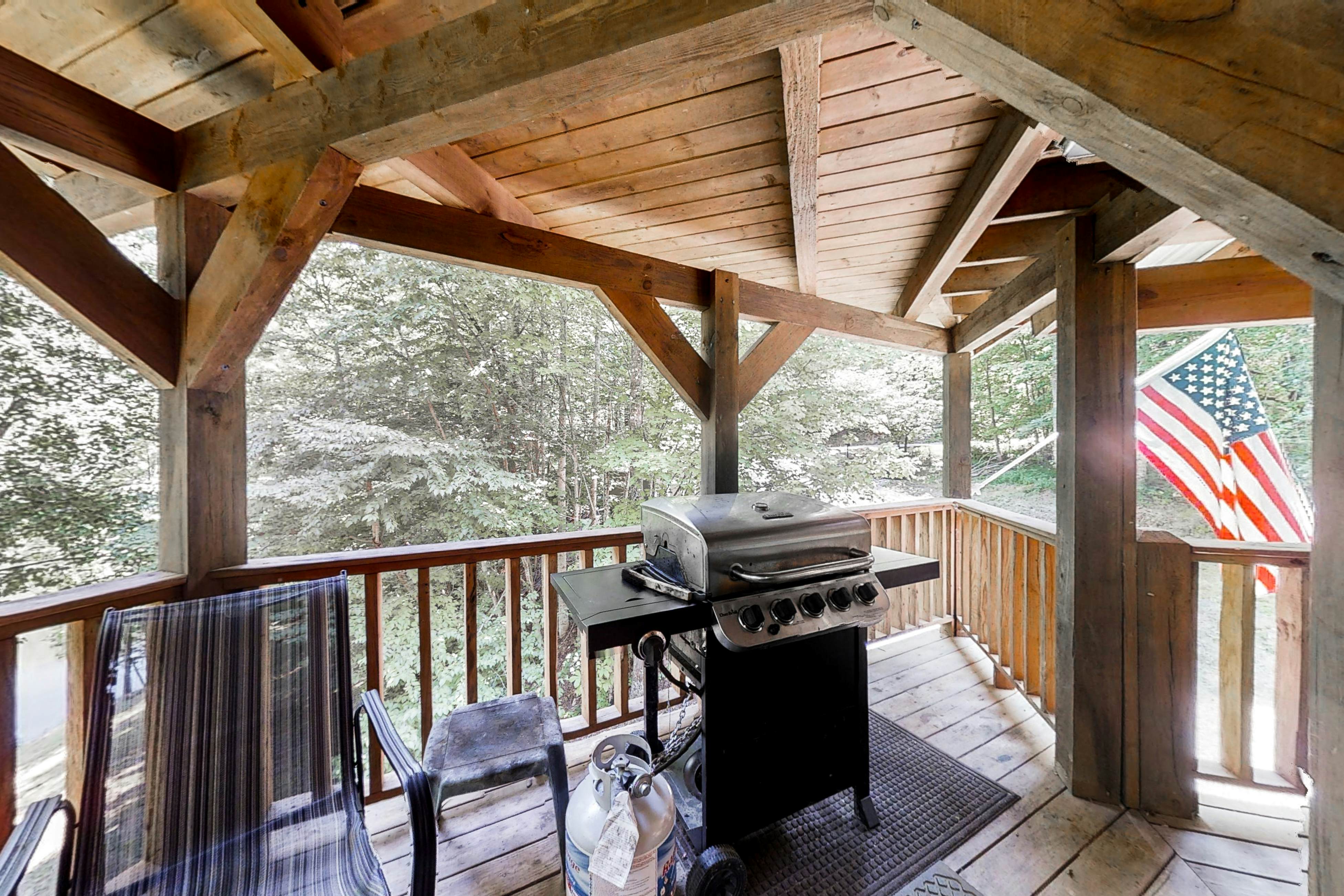 Beautiful custom cabin on private pond w/ Free Attraction Tickets & hot tub