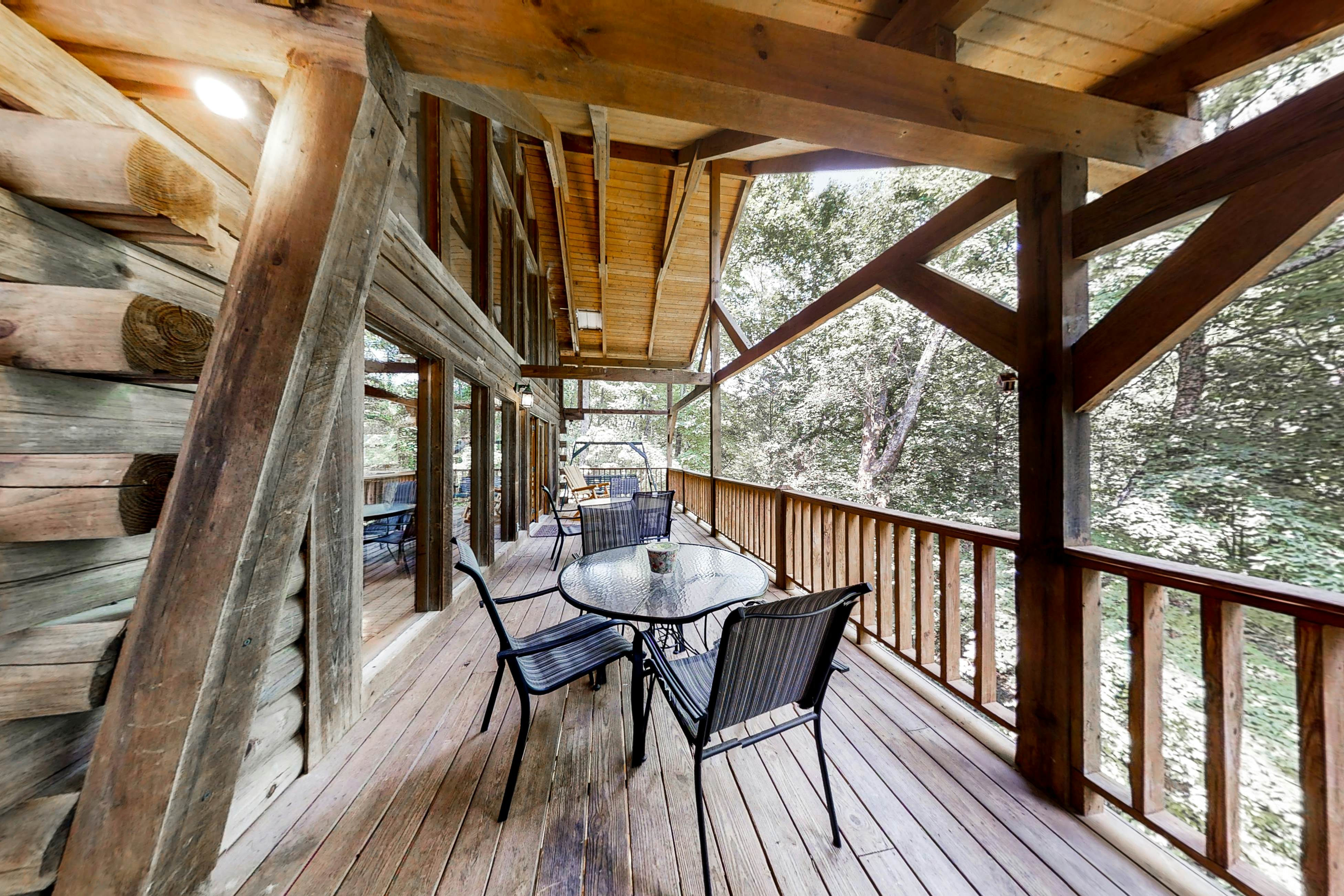 Beautiful custom cabin on private pond w/ Free Attraction Tickets & hot tub