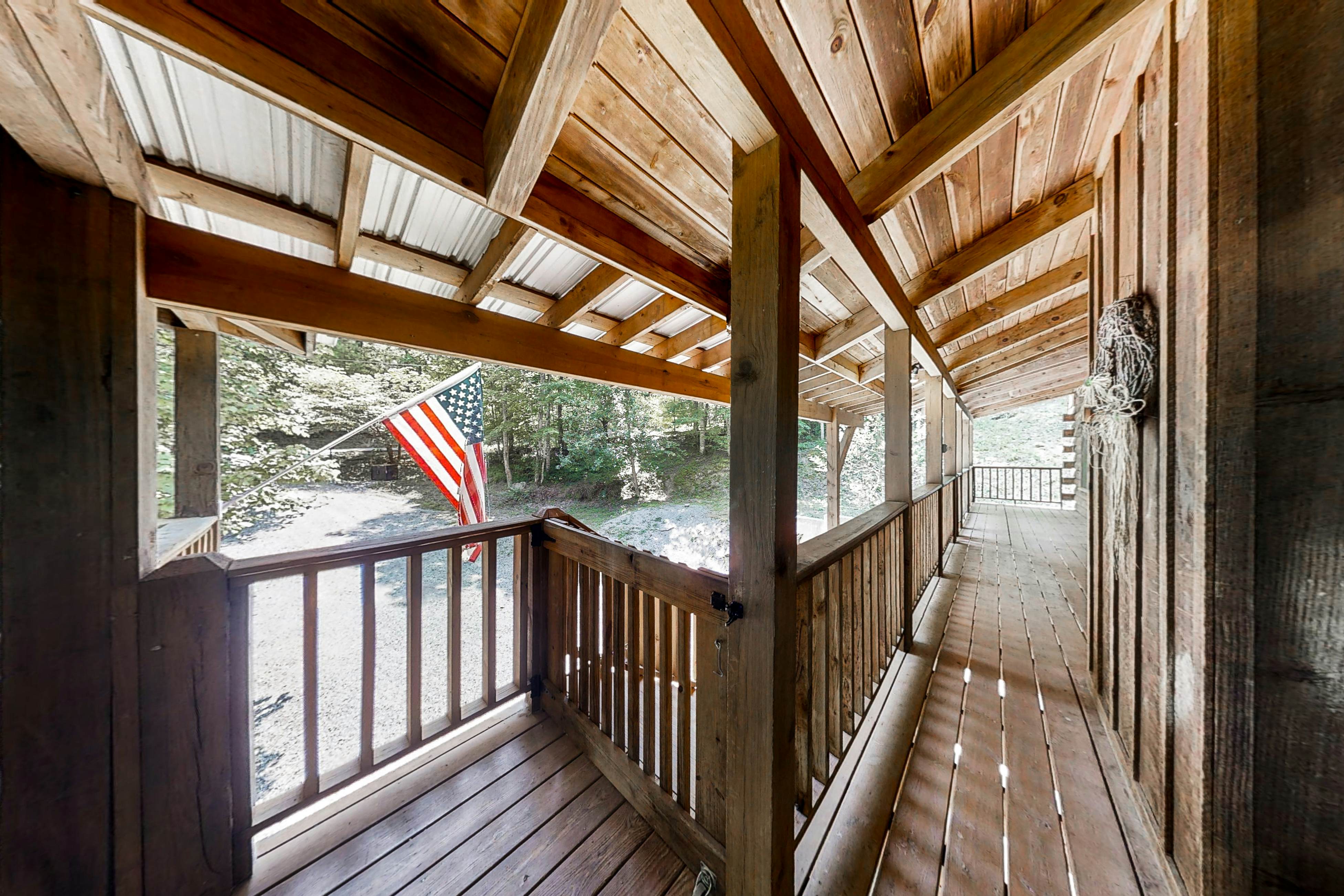 Beautiful custom cabin on private pond w/ Free Attraction Tickets & hot tub