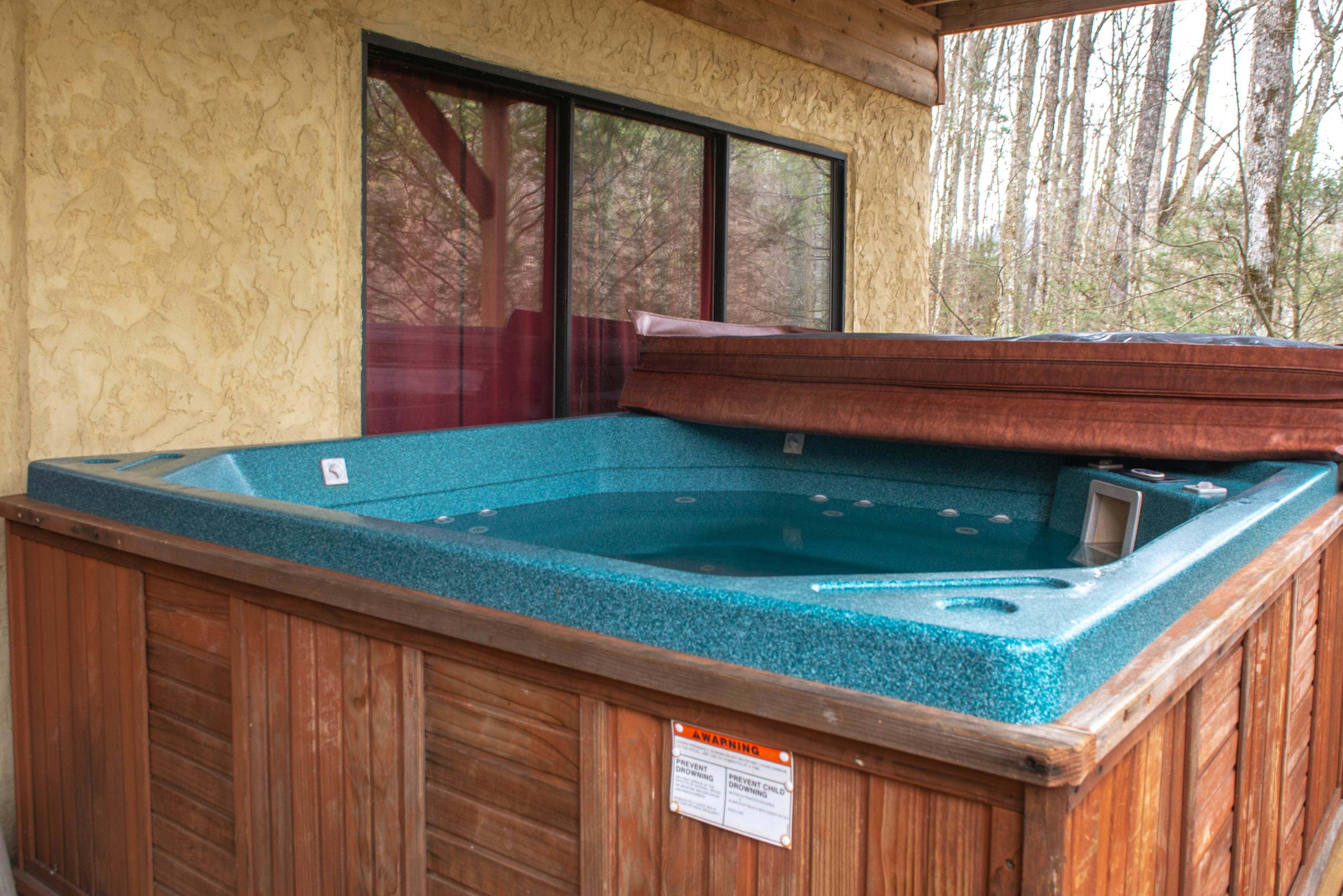 Beautiful custom cabin on private pond w/ Free Attraction Tickets & hot tub