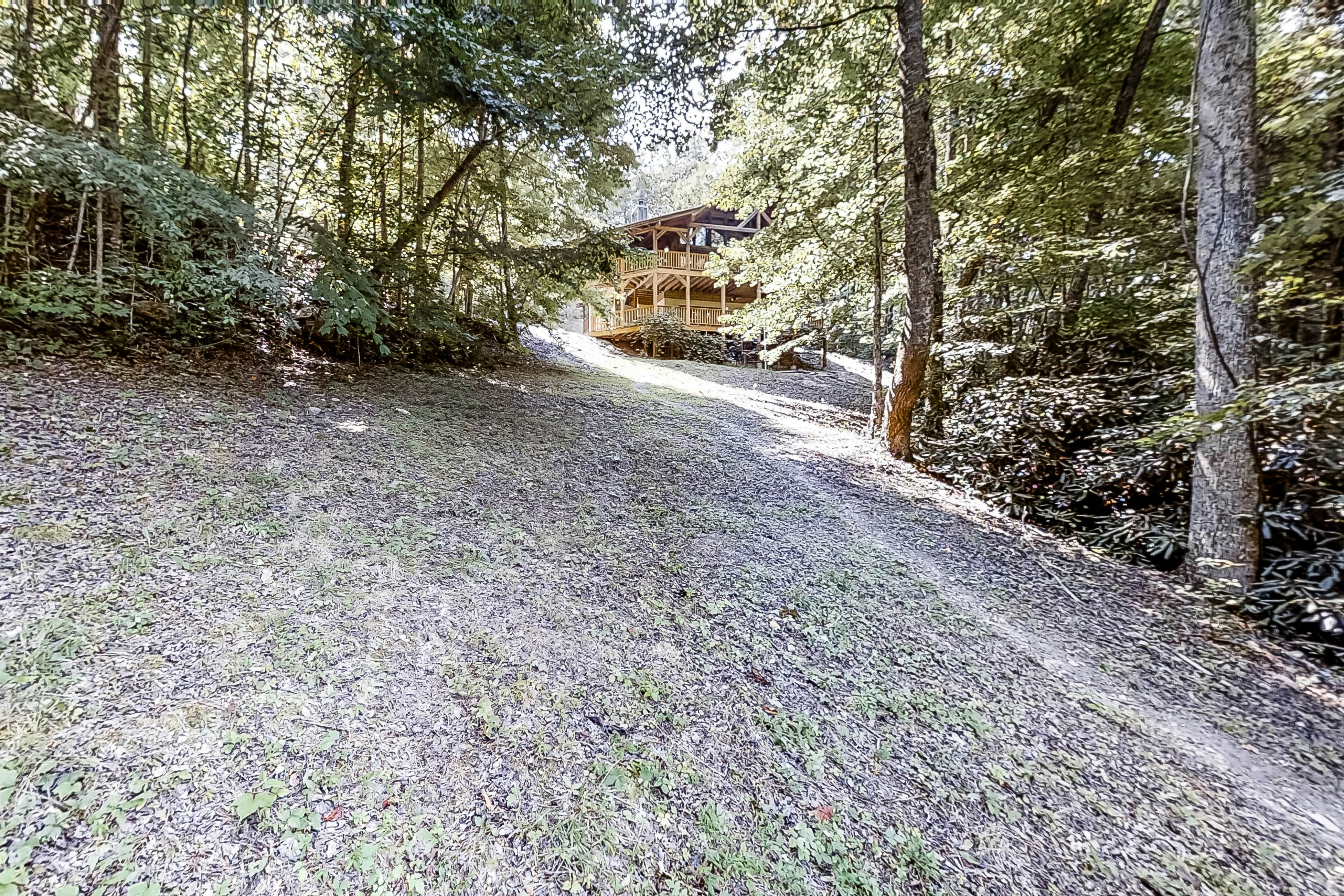 Beautiful custom cabin on private pond w/ Free Attraction Tickets & hot tub