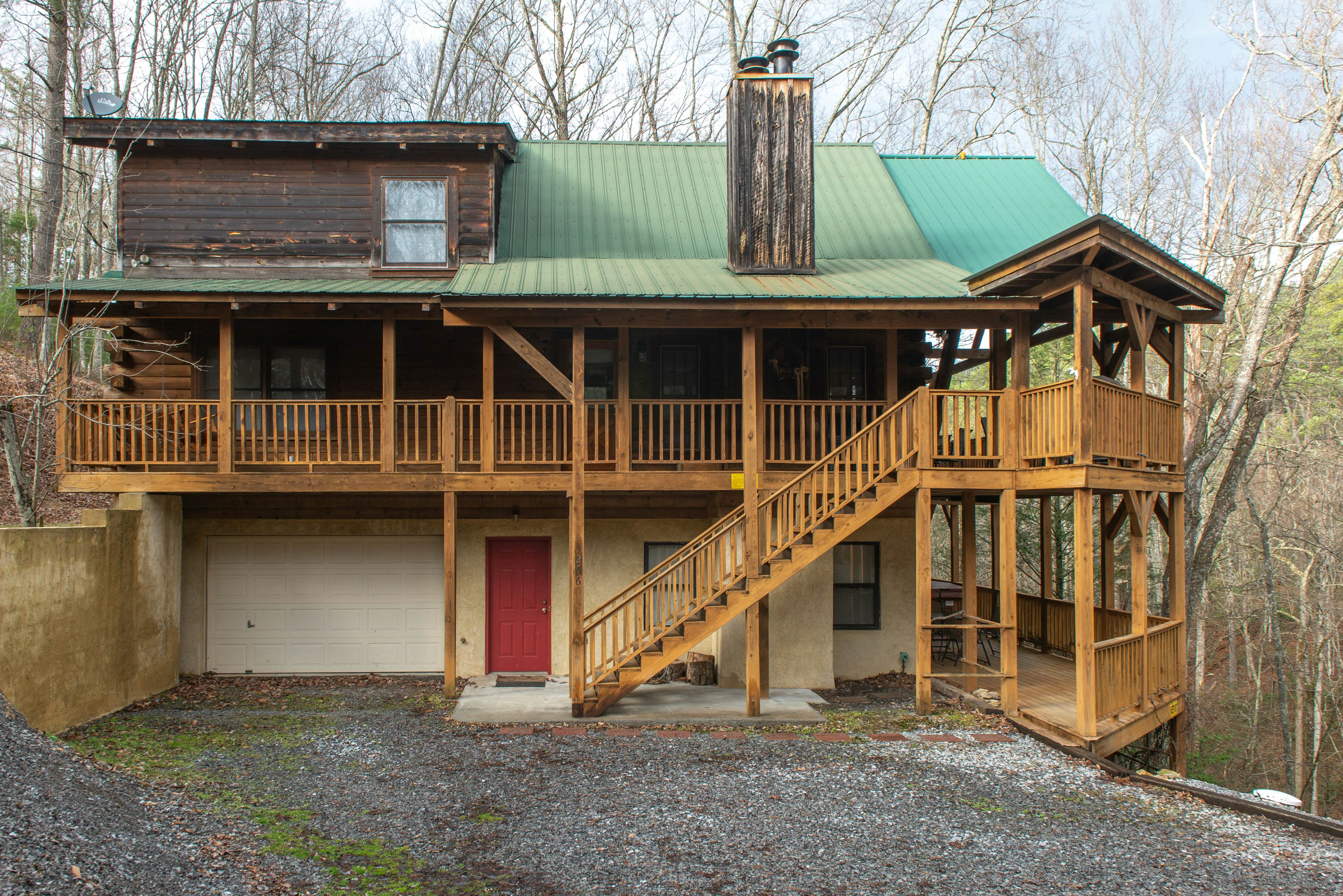 Beautiful custom cabin on private pond w/ Free Attraction Tickets & hot tub