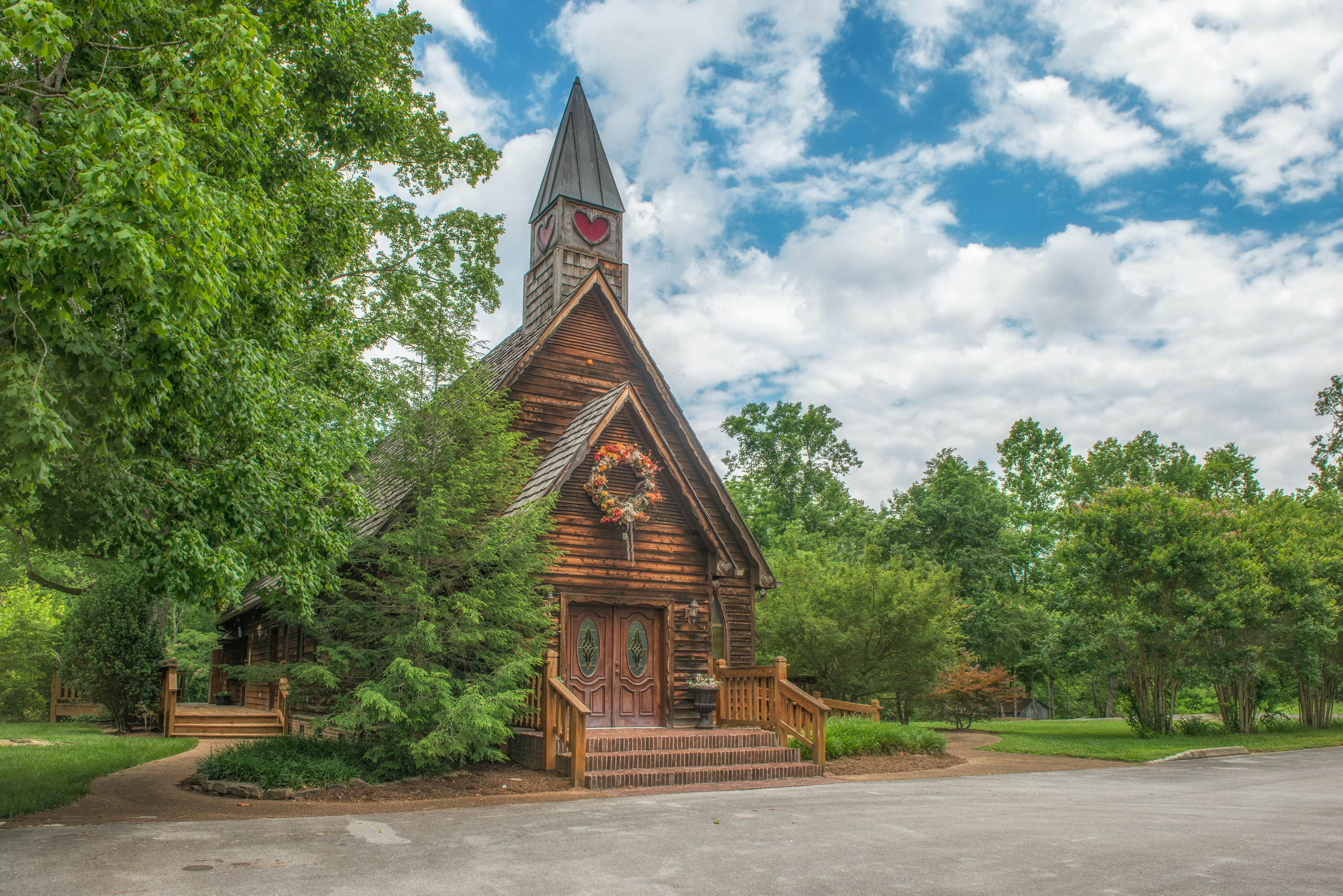 Beautiful custom cabin on private pond w/ Free Attraction Tickets & hot tub