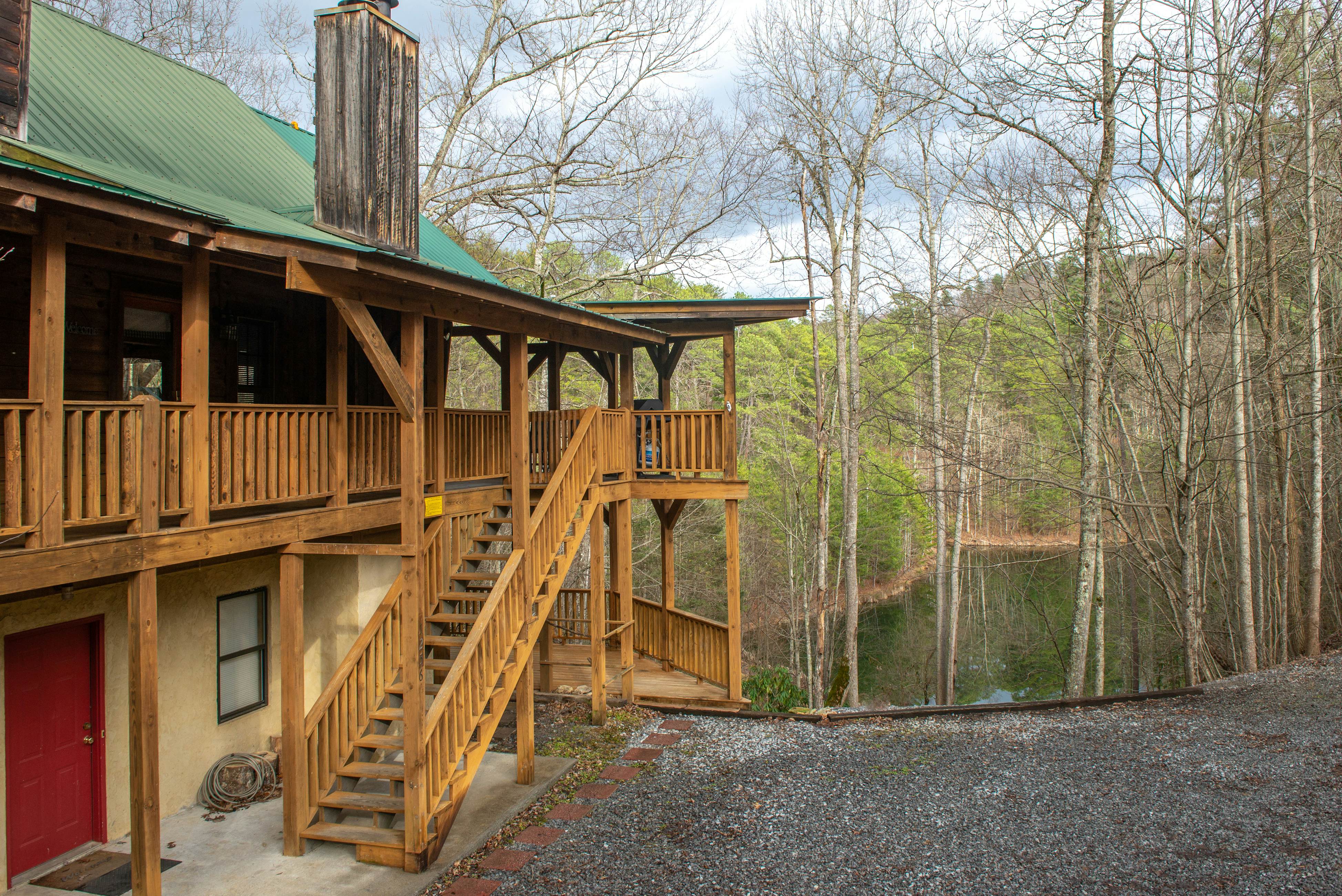 Beautiful custom cabin on private pond w/ Free Attraction Tickets & hot tub