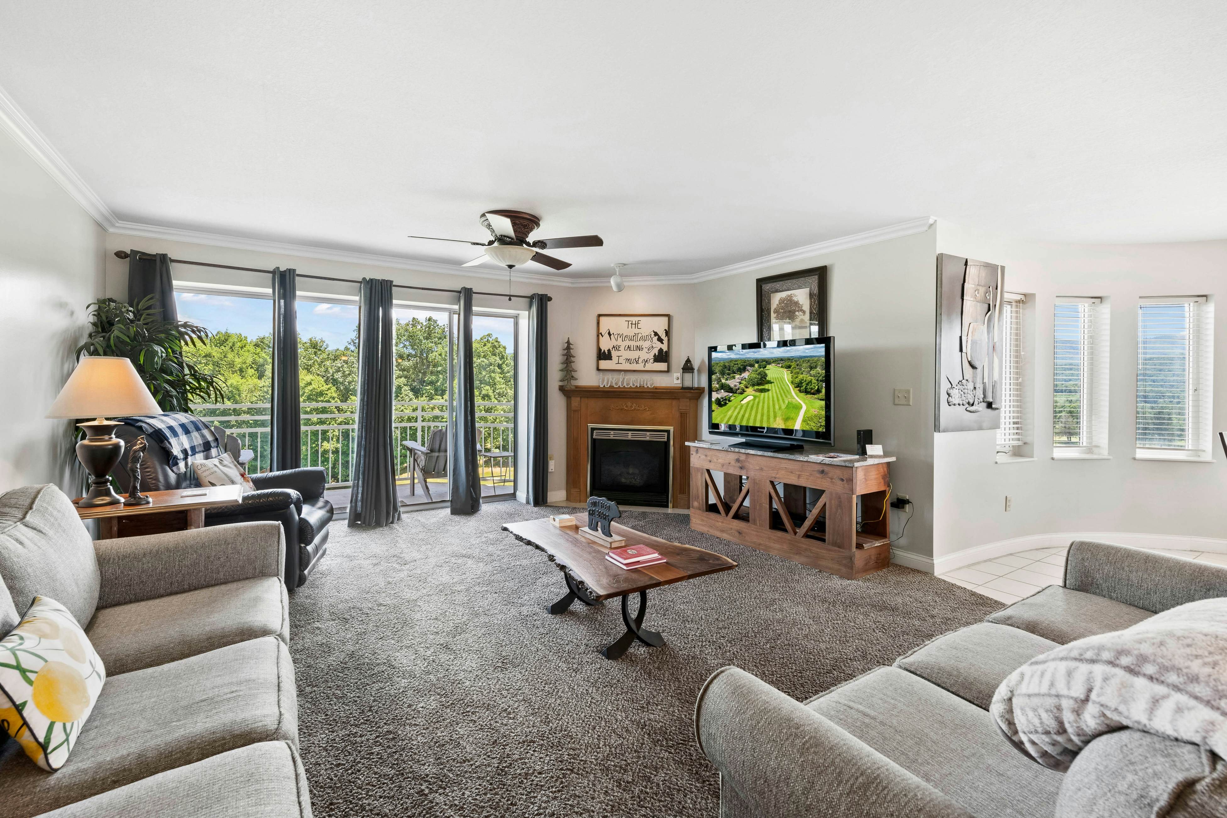 Serene Condo W Stunning Views, Sleeps 6・Near Dolly