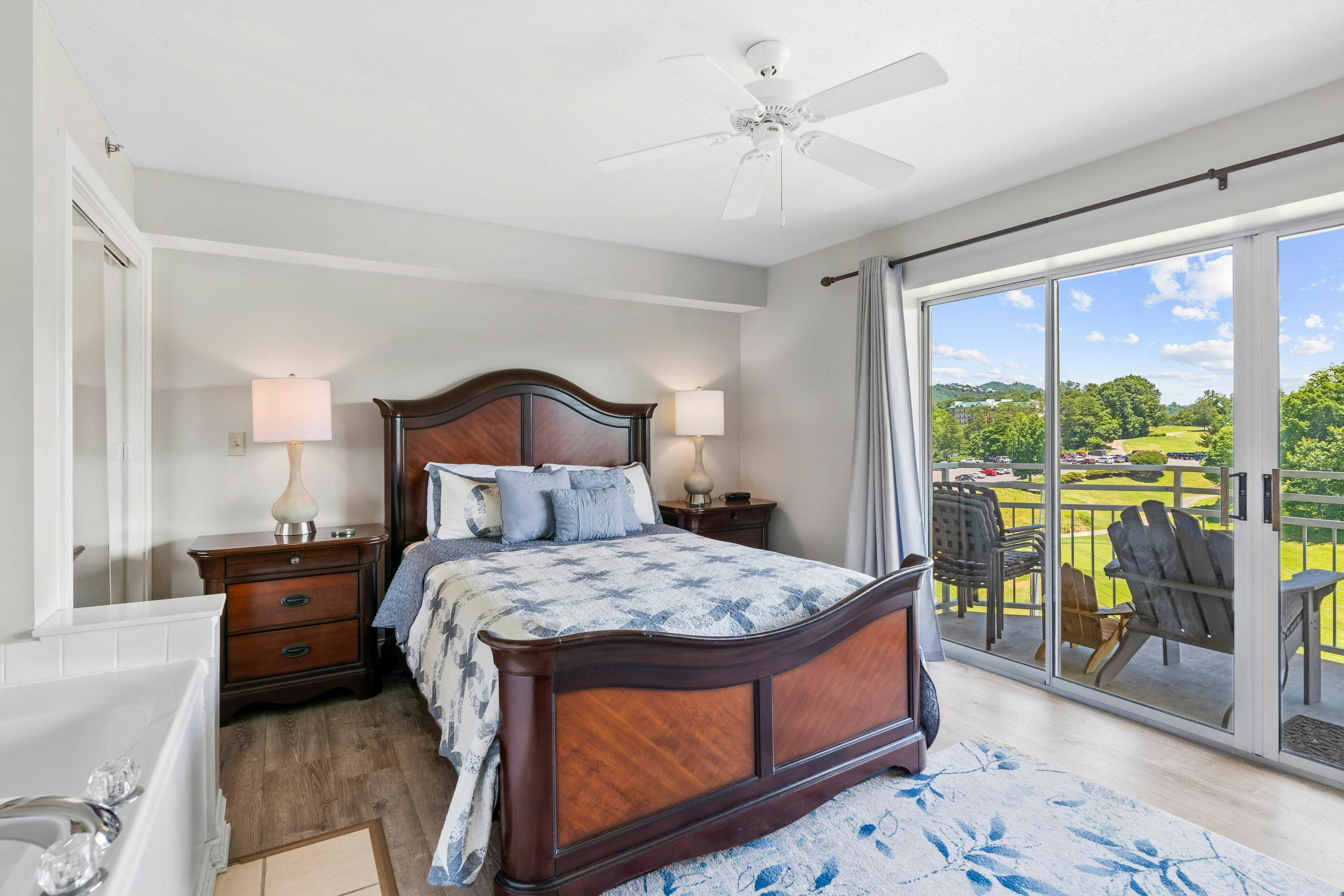 Serene Condo W Stunning Views, Sleeps 6・Near Dolly