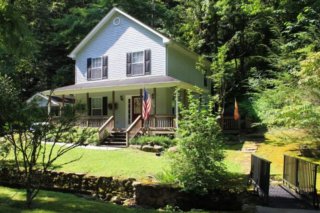 Creekside Home W Patio, Sleep 6, 1 Mile to Downtown
