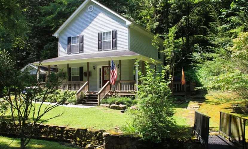 Creekside Home W Patio, Sleep 6, 1 Mile to Downtown