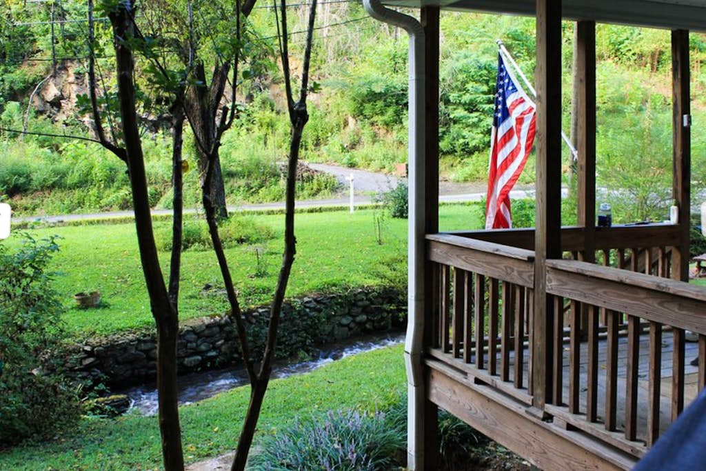 Creekside Home W Patio, Sleep 6, 1 Mile to Downtown