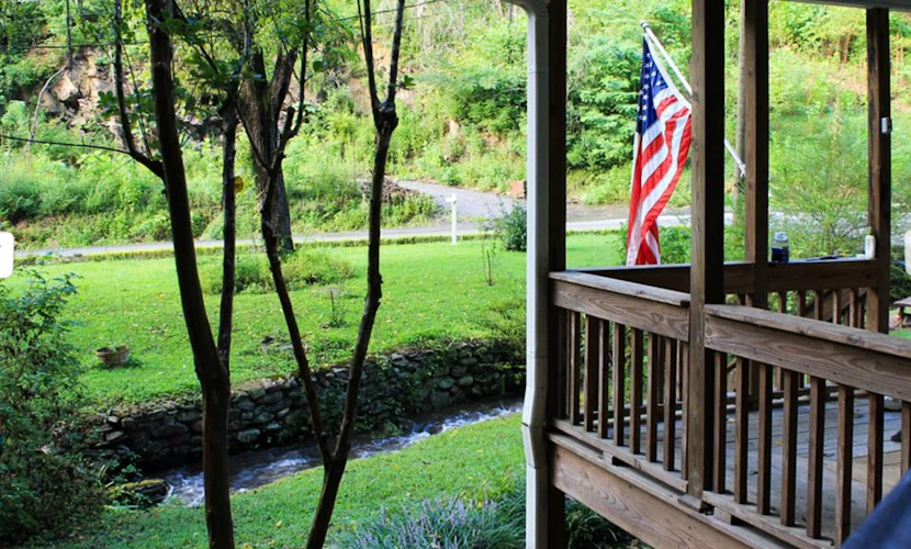 Welcome to our 3-bedroom, 2.5-bath creekside hideaway in Gatlinburg, where a peaceful stream and easy downtown access meet.
・Wood-burning fireplace + smart TV in the living room
・Patio with outdoor furniture and a gas grill
・Full kitchen with stainless steel appliances and adjacent dining area
・1.3 miles from Downtown Gatlinburg
Settle in for Smoky Mountain days and relaxed nights by the creek.