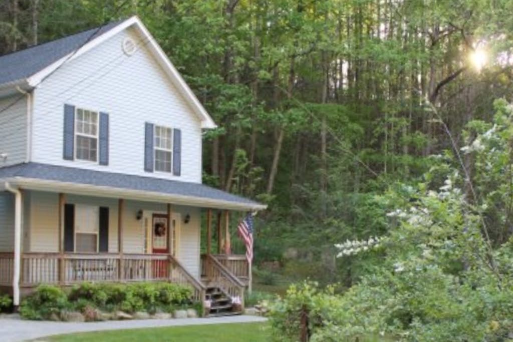 Welcome to our 3-bedroom, 2.5-bath creekside hideaway in Gatlinburg, where a peaceful stream and easy downtown access meet.

・Wood-burning fireplace + smart TV in the living room
・Patio with outdoor furniture and a gas grill
・Full kitchen with stainless steel appliances and adjacent dining area
・1.3 miles from Downtown Gatlinburg

Settle in for Smoky Mountain days and relaxed nights by the creek.