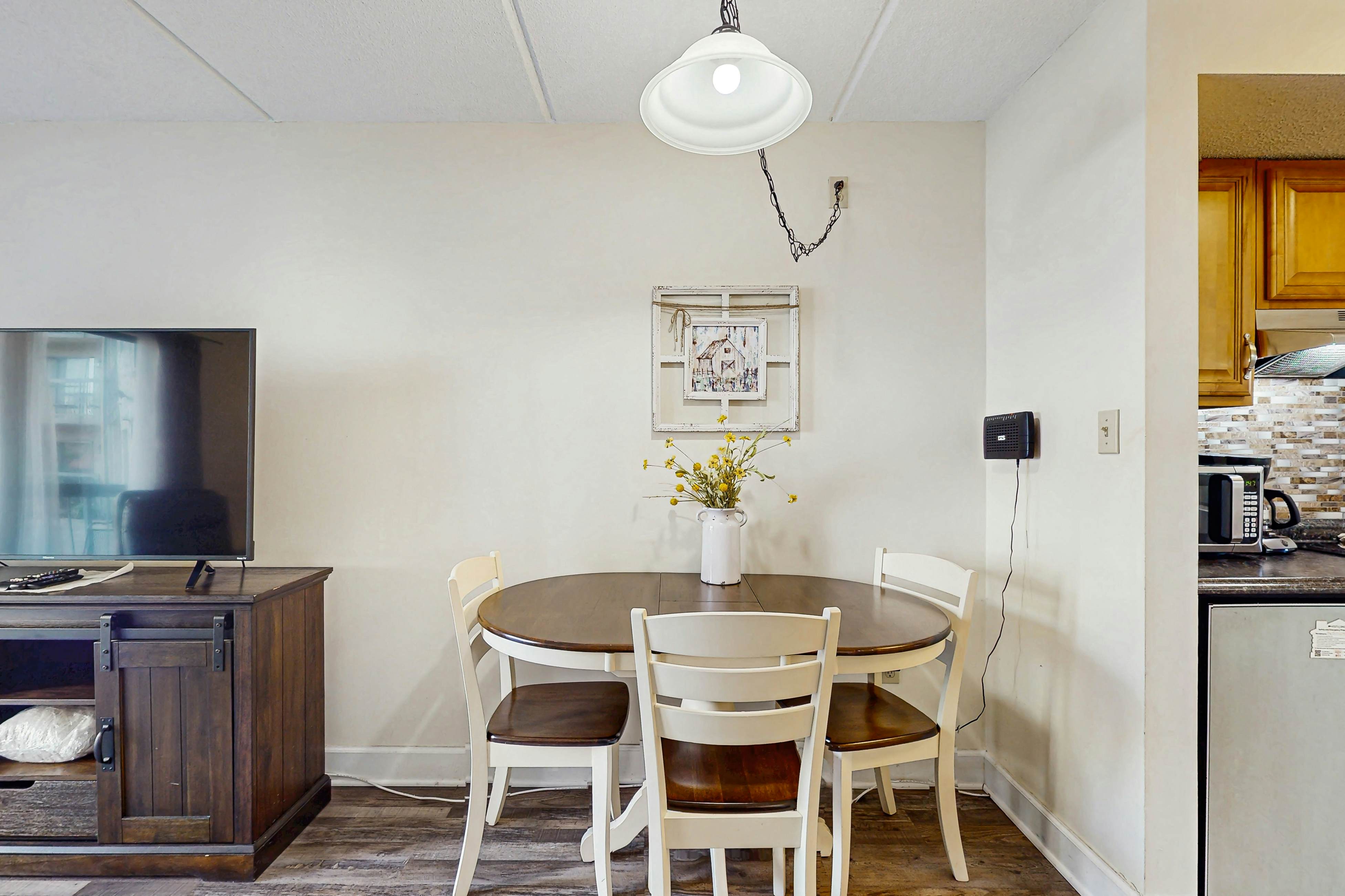 Cozy & Homey Condo W Furnished Balcony, Sleeps 4