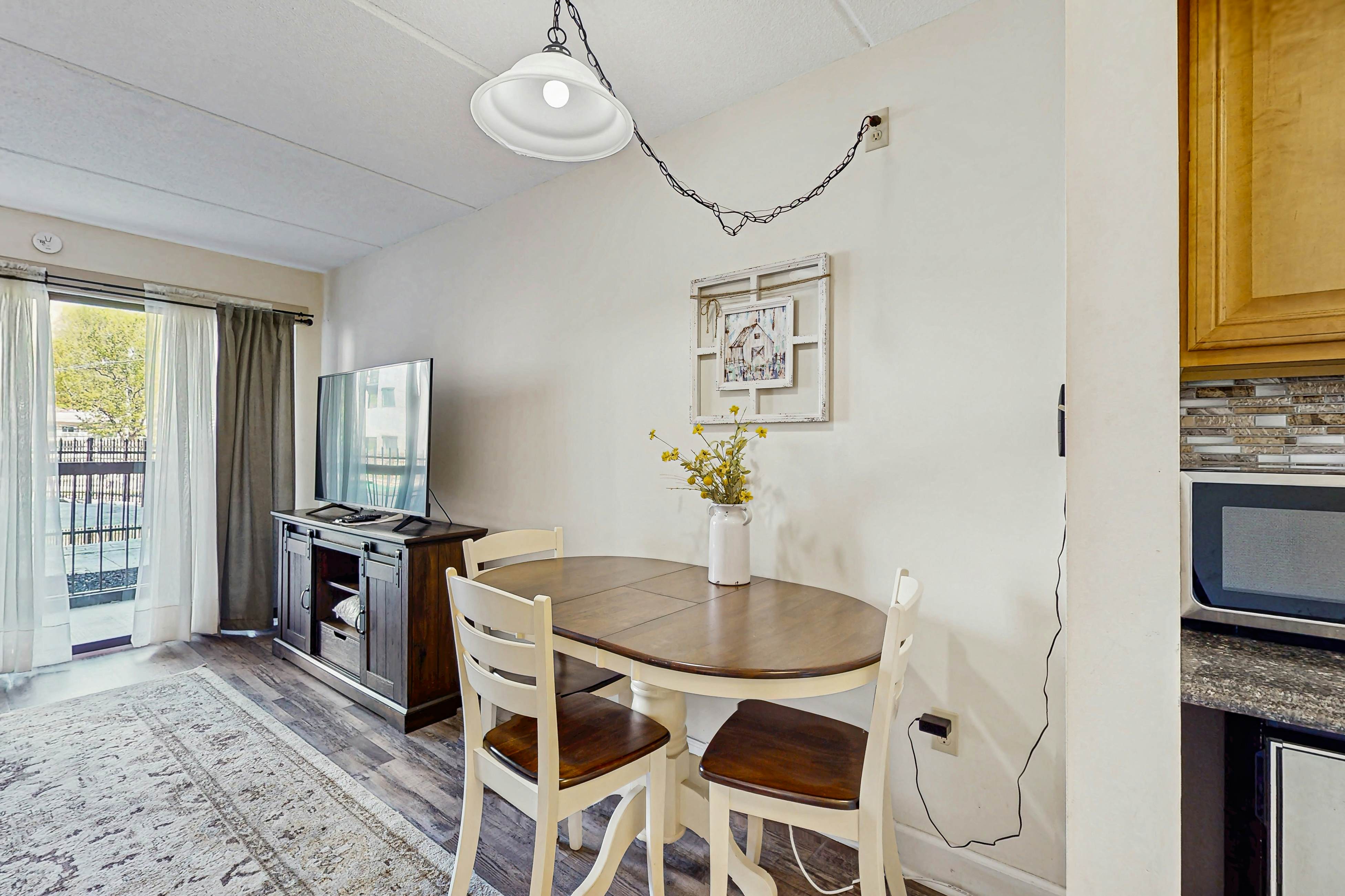 Cozy & Homey Condo W Furnished Balcony, Sleeps 4