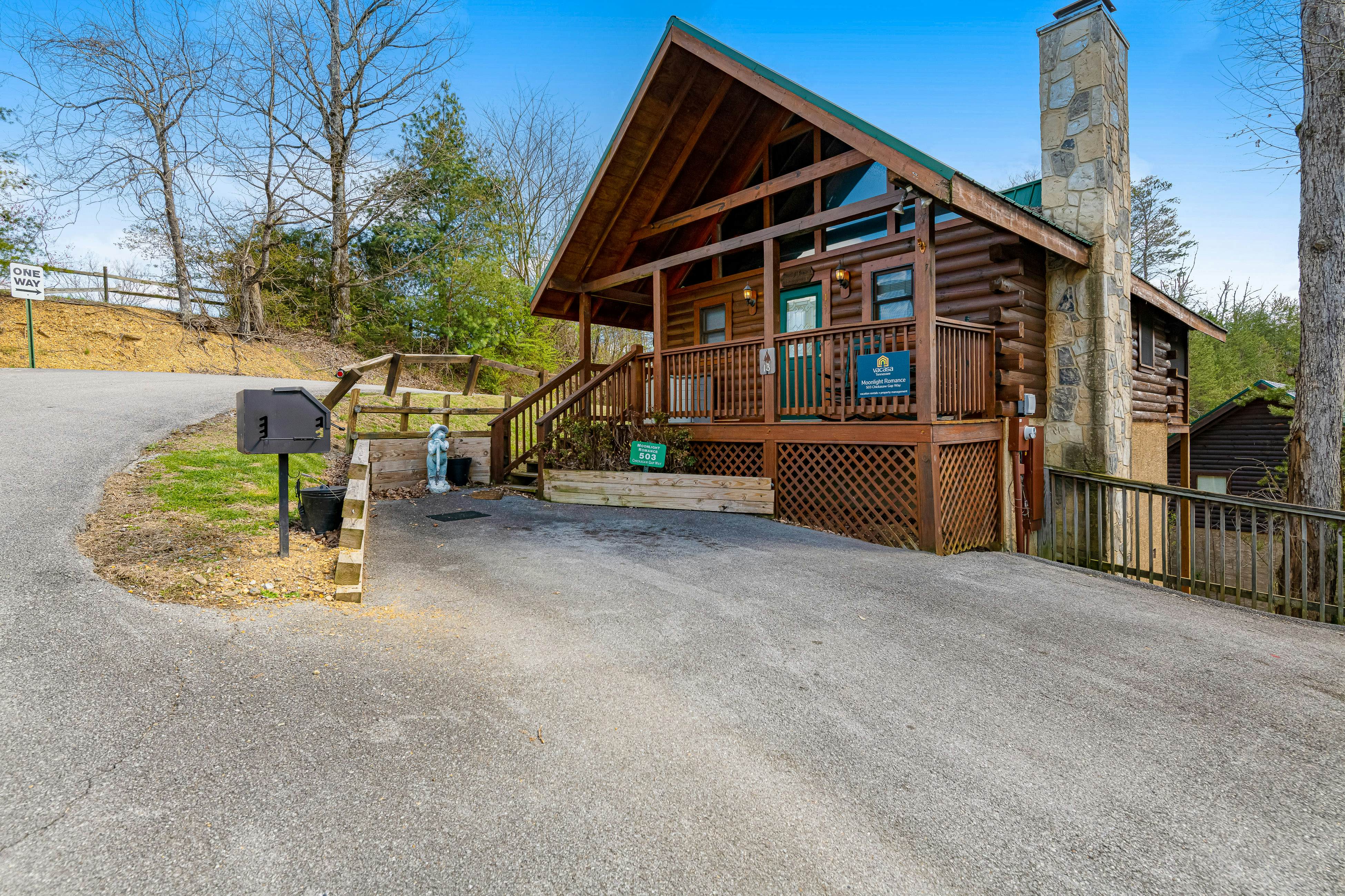 Dog-Friendly Cabin w/ Free Attraction Tickets & Hot Tub, Near National Park