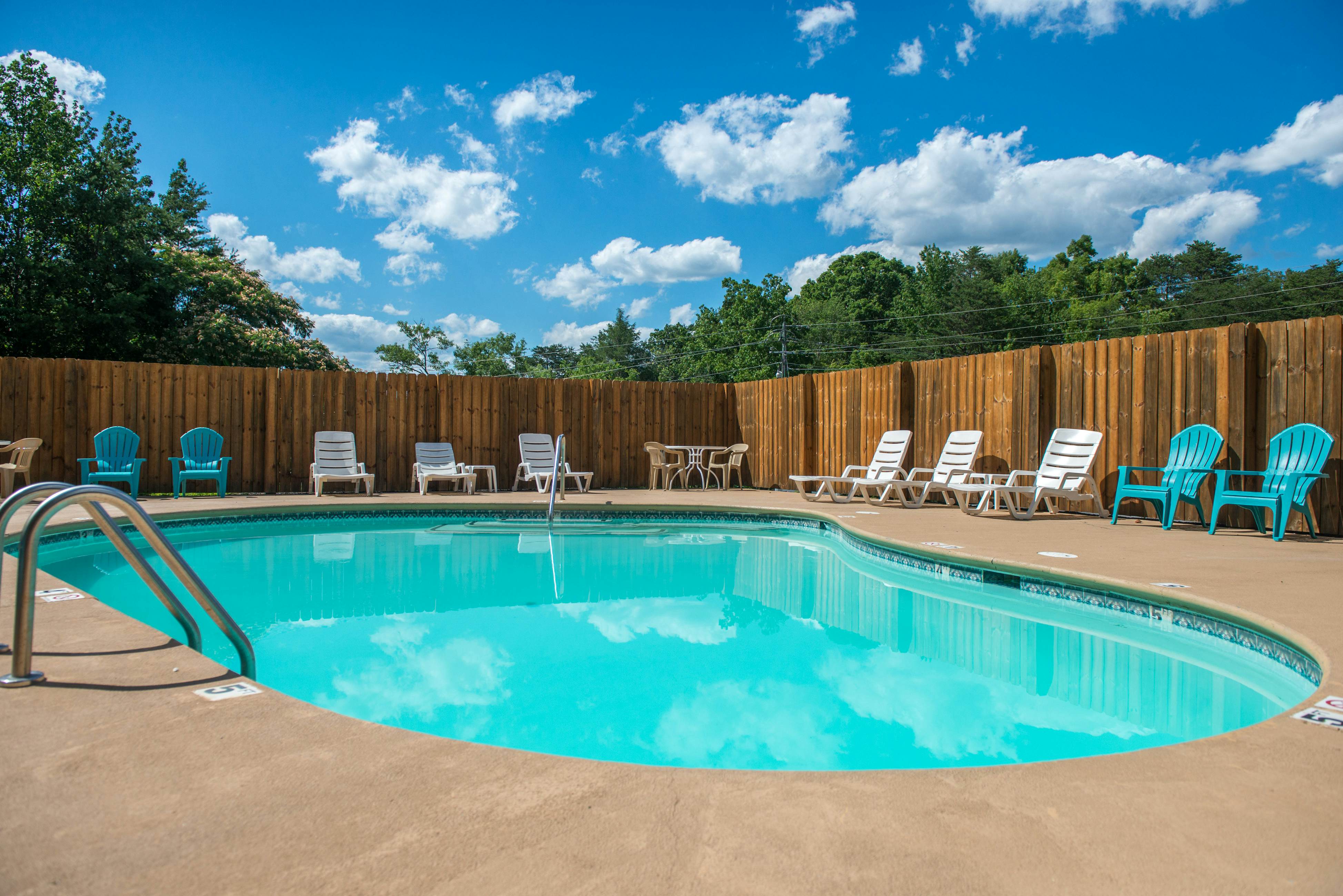 Dog-Friendly Cabin w/ Free Attraction Tickets & Hot Tub, Near National Park