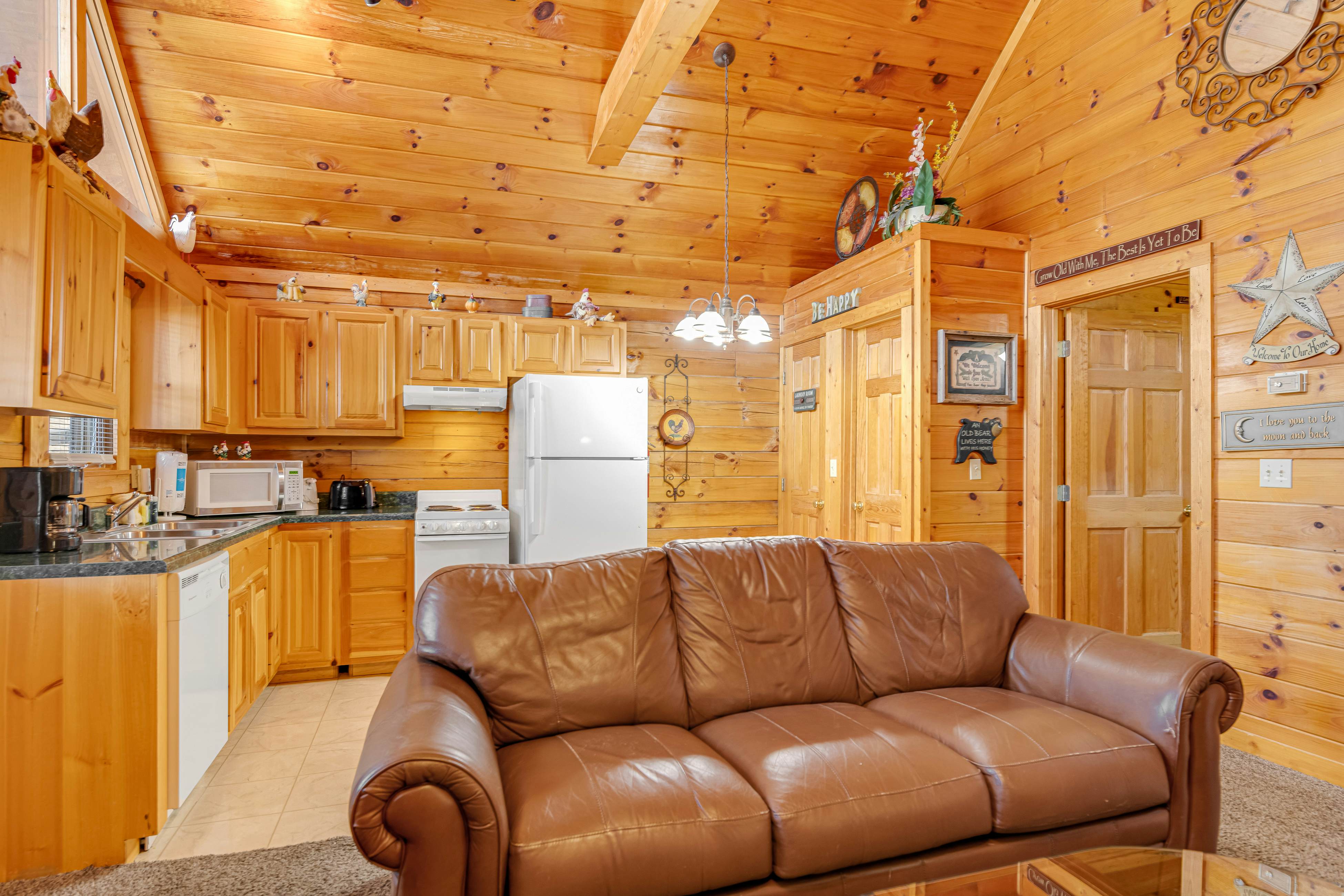 Dog-Friendly Cabin w/ Free Attraction Tickets & Hot Tub, Near National Park