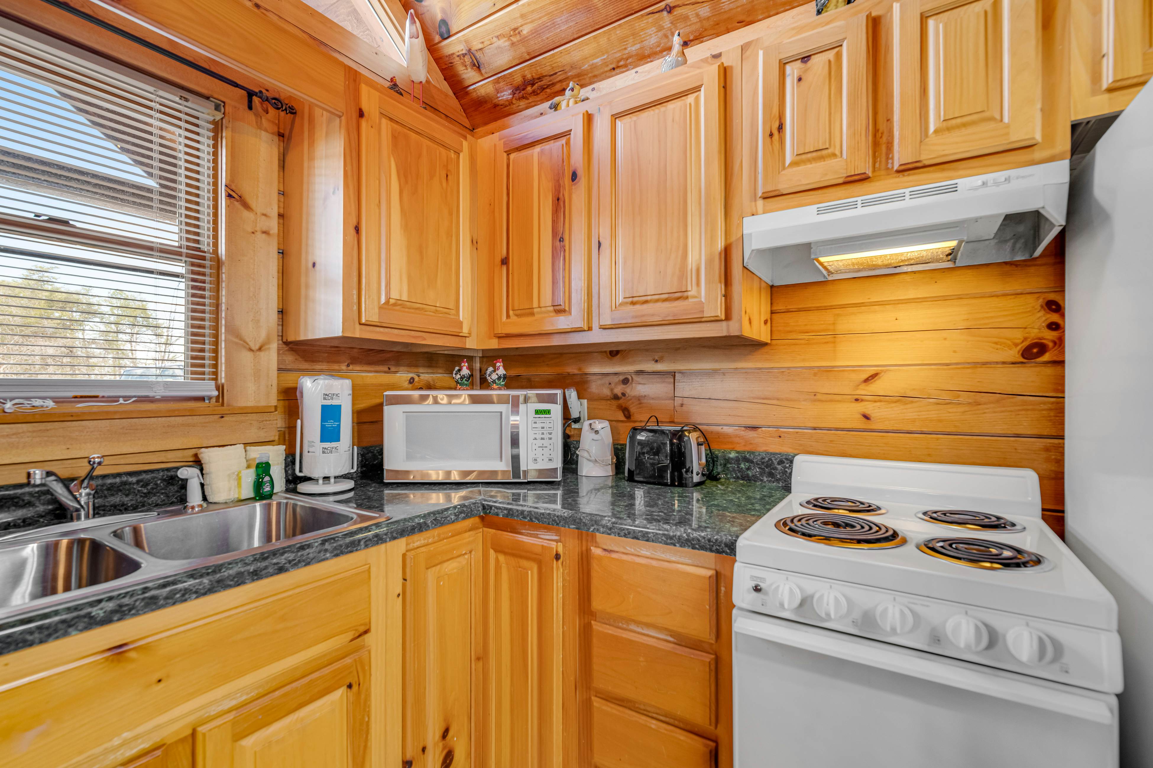 Dog-Friendly Cabin w/ Free Attraction Tickets & Hot Tub, Near National Park