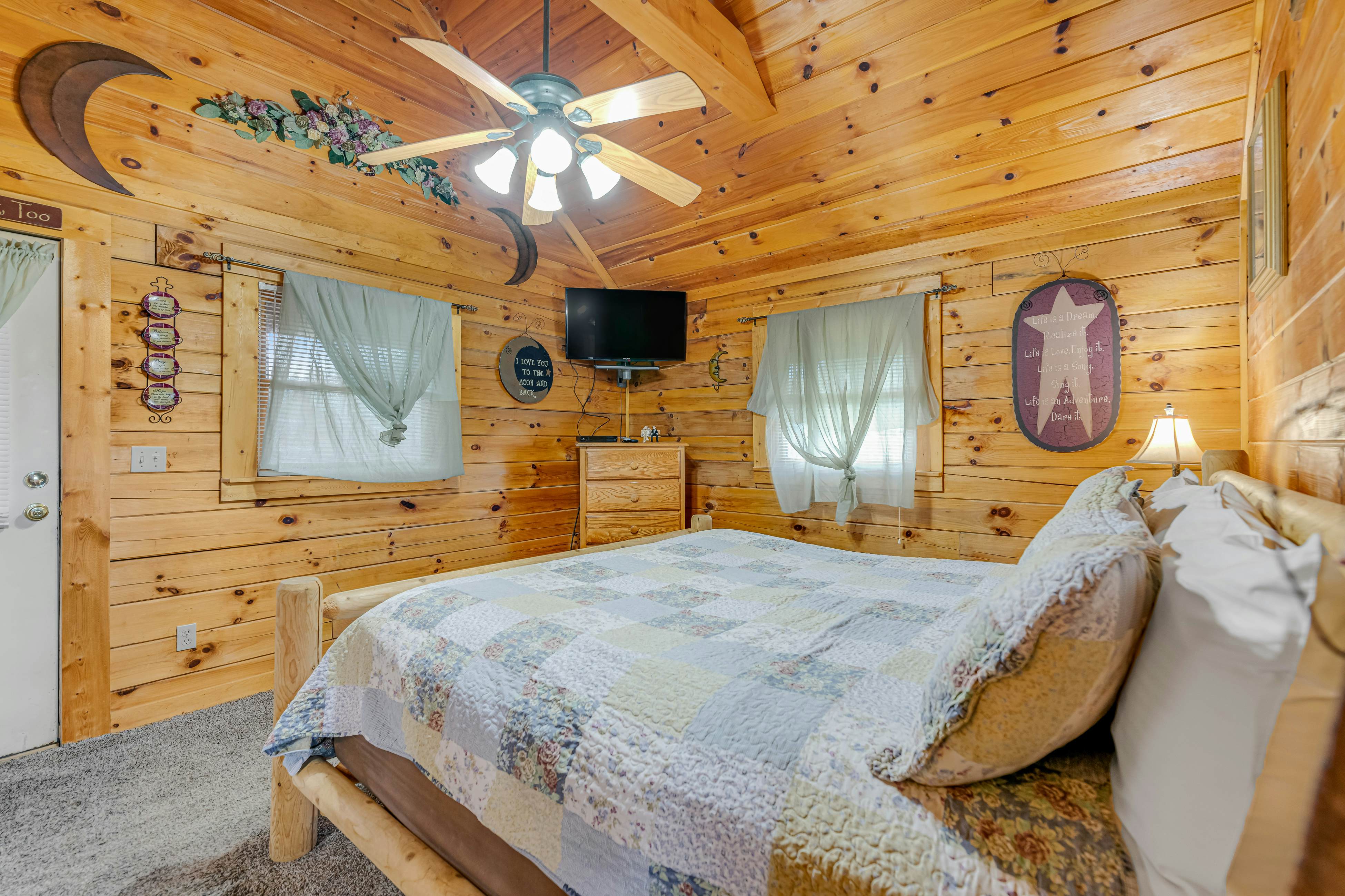 Dog-Friendly Cabin w/ Free Attraction Tickets & Hot Tub, Near National Park