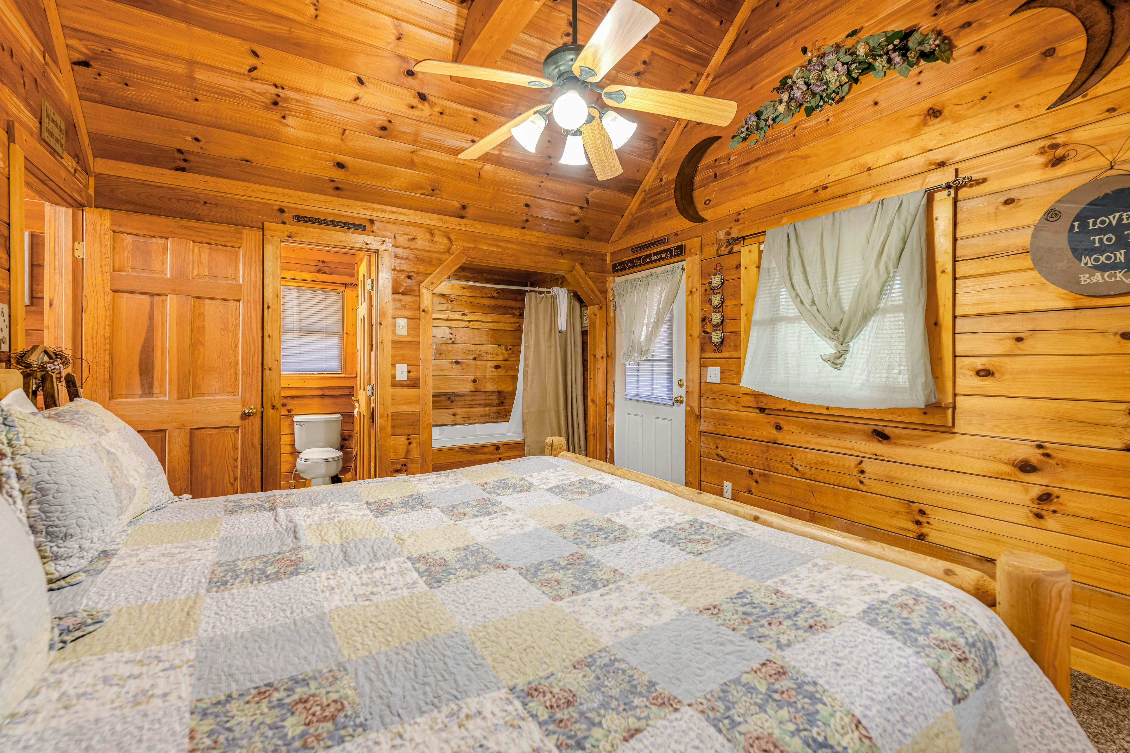 Dog-Friendly Cabin w/ Free Attraction Tickets & Hot Tub, Near National Park