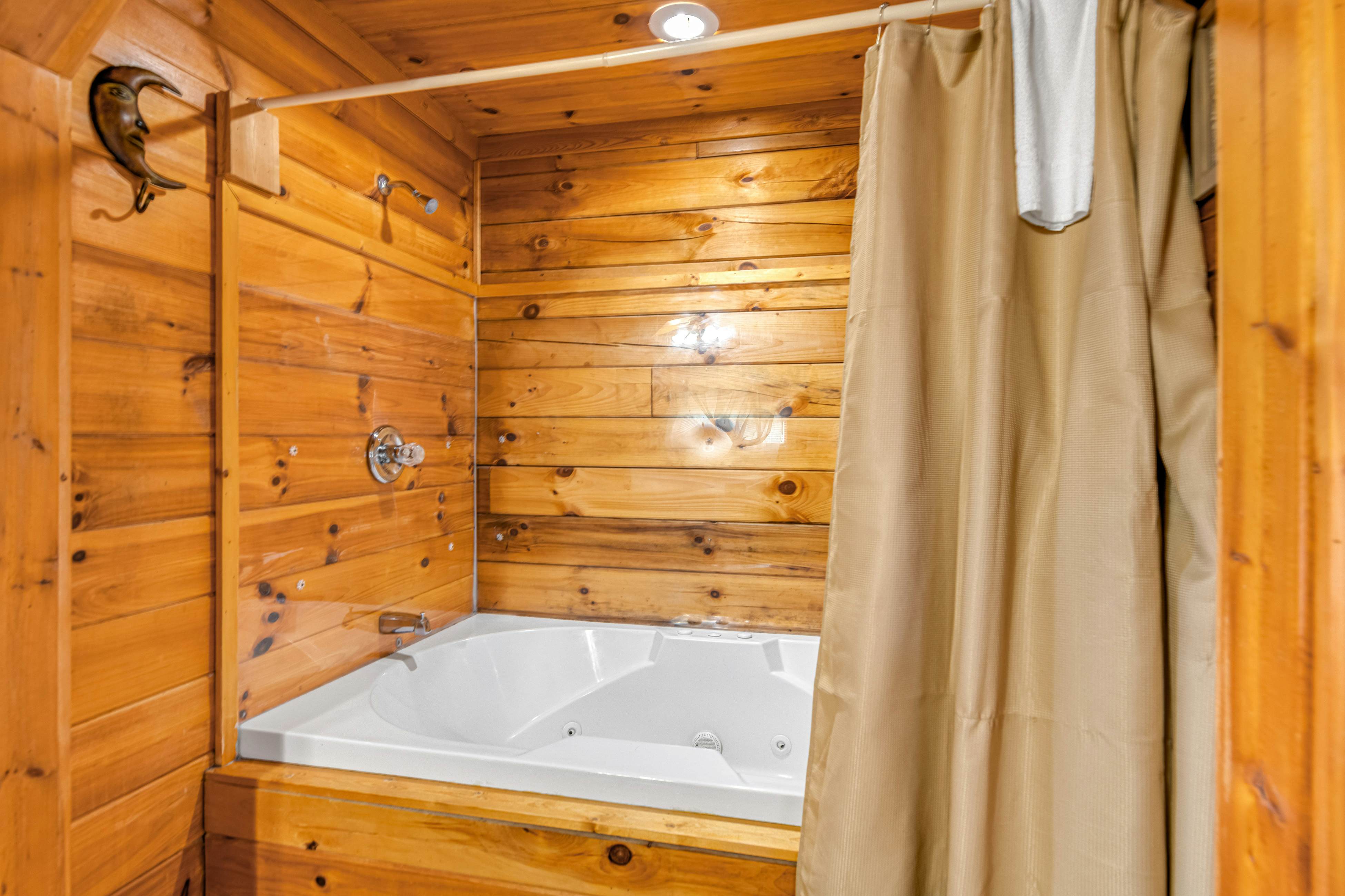 Dog-Friendly Cabin w/ Free Attraction Tickets & Hot Tub, Near National Park
