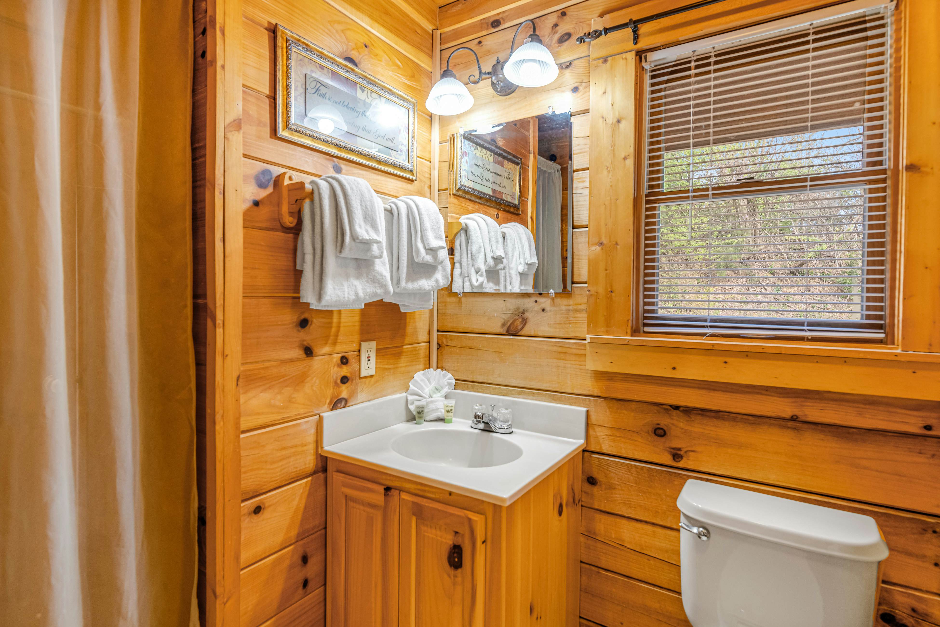 Dog-Friendly Cabin w/ Free Attraction Tickets & Hot Tub, Near National Park