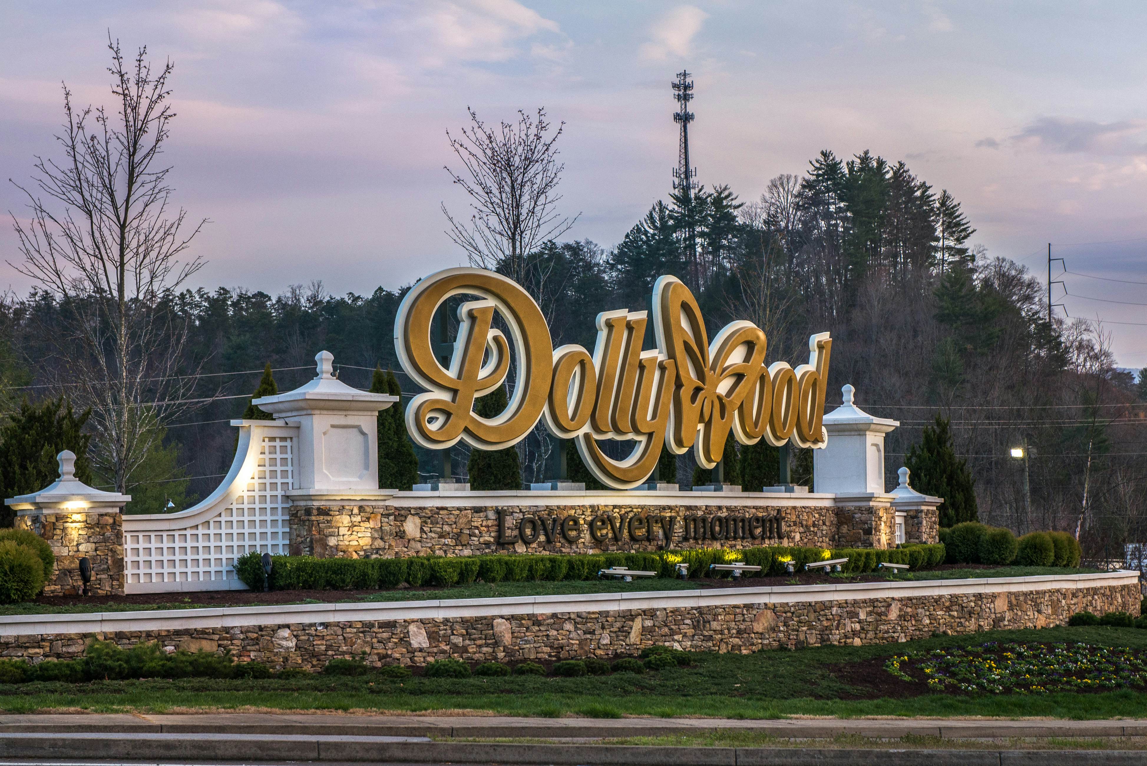 Dog-Friendly Cabin w/ Free Attraction Tickets & Hot Tub, Near National Park