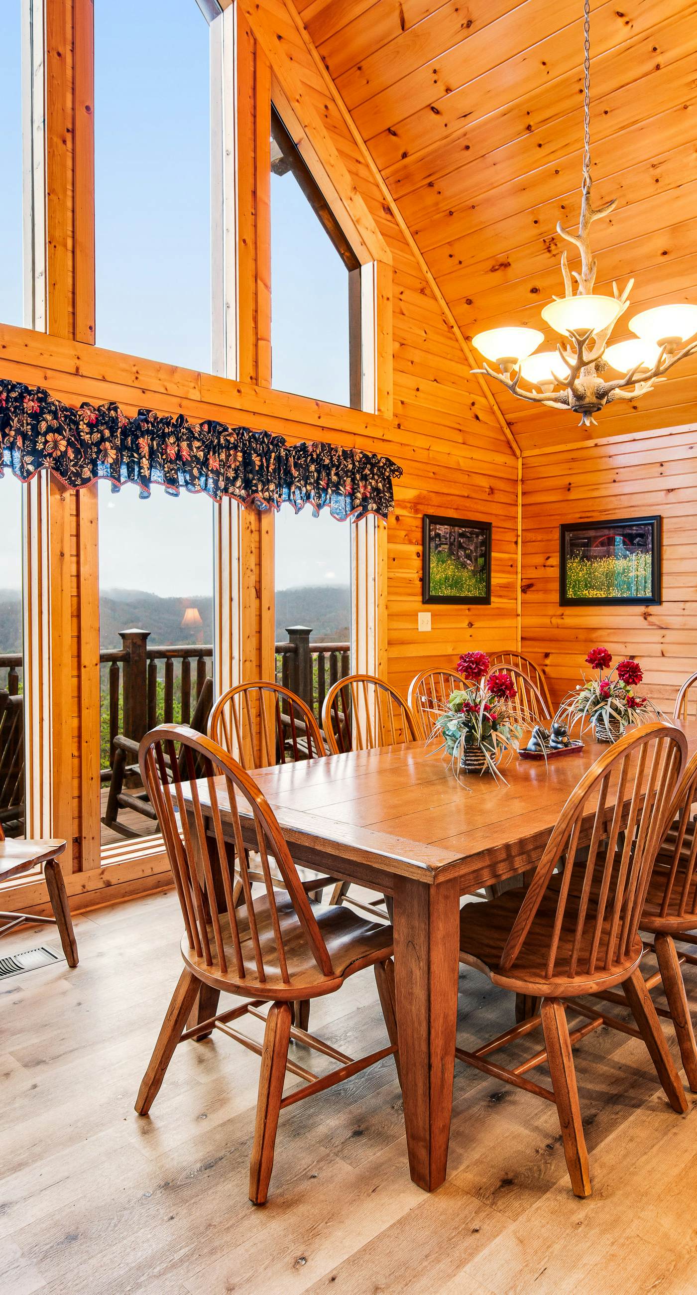 Grizzly Manor, Sleep 18, Amazing Mtn Views, Hot Tub