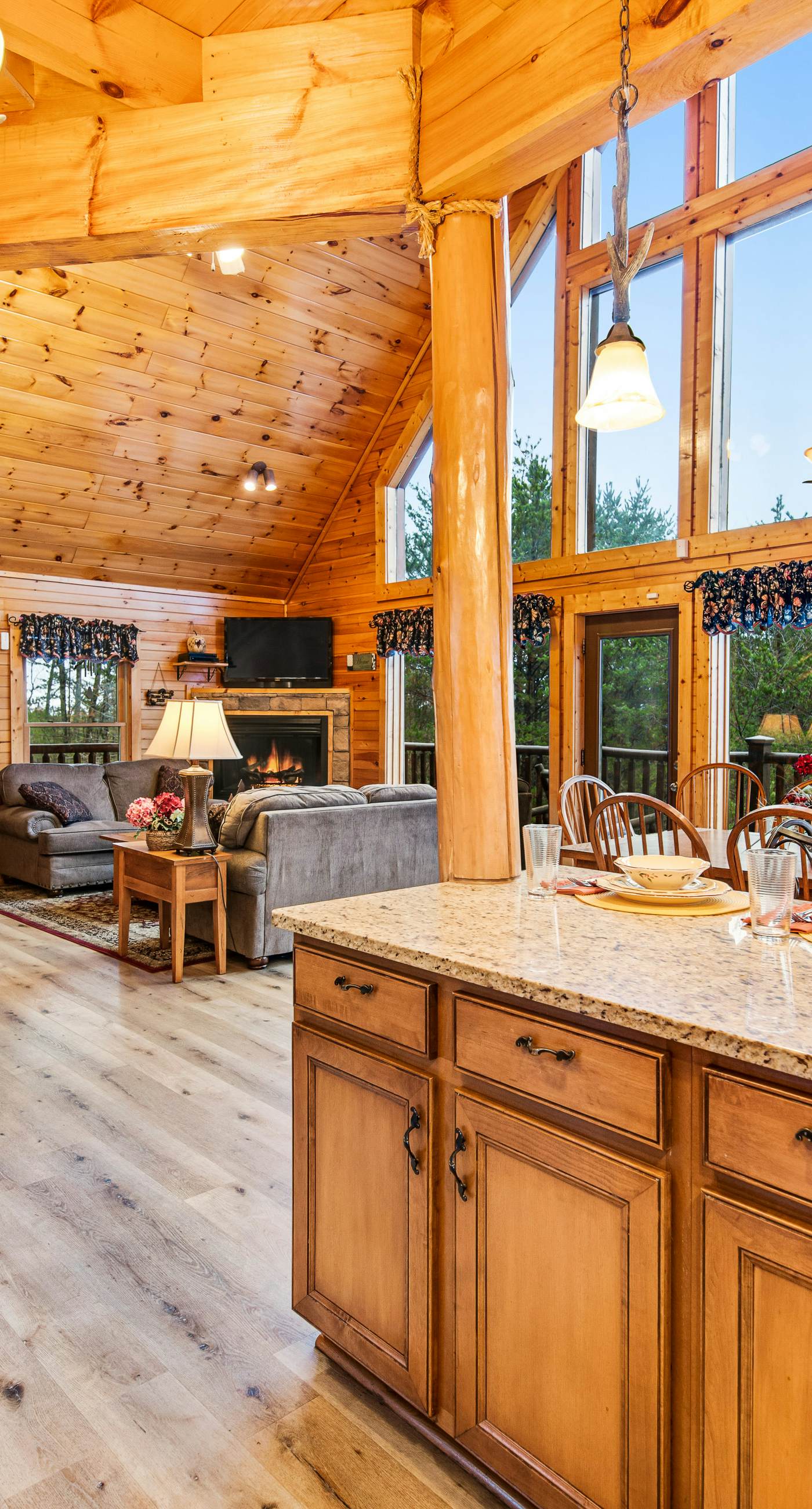 Grizzly Manor, Sleep 18, Amazing Mtn Views, Hot Tub