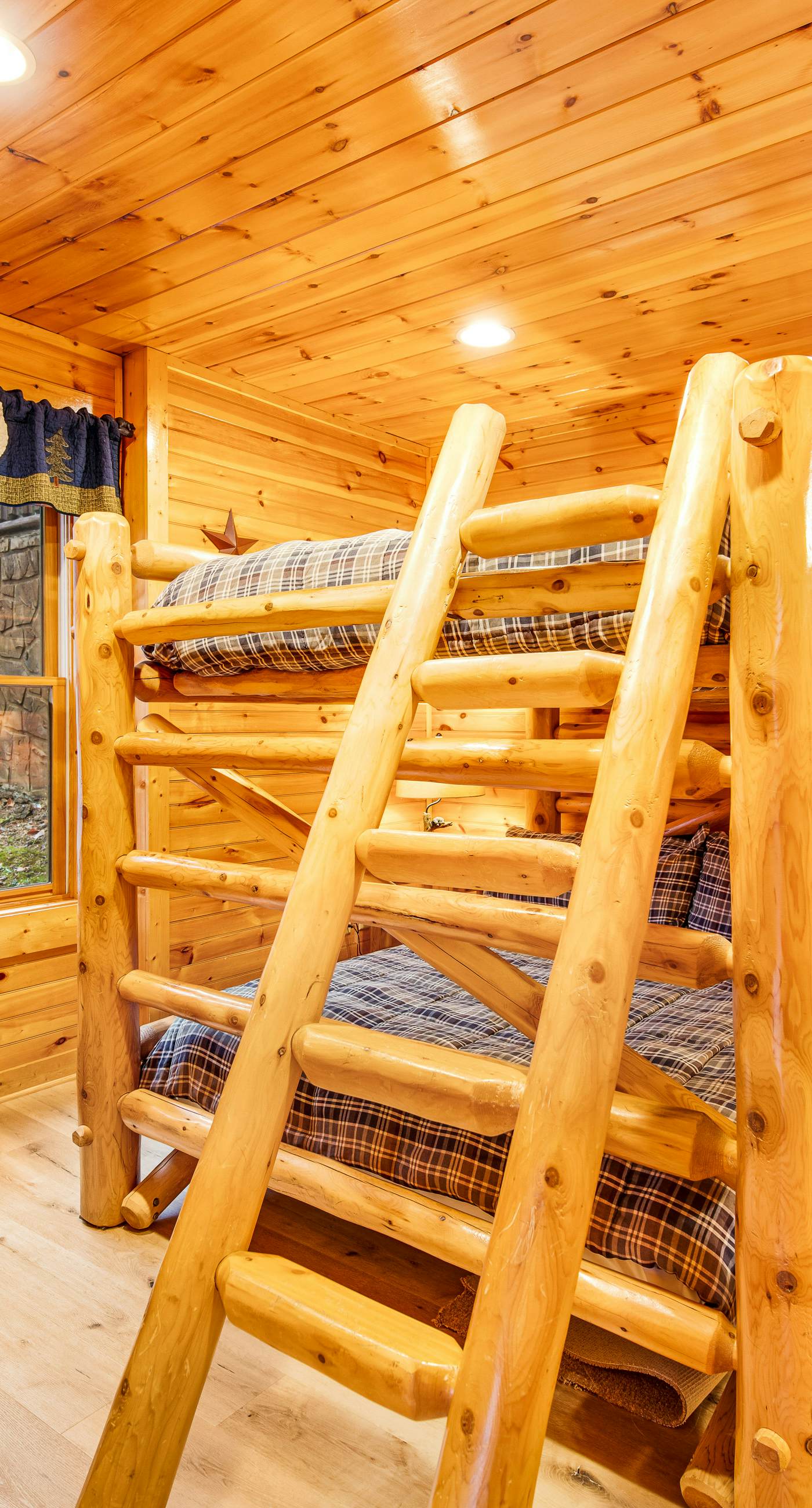 Grizzly Manor, Sleep 18, Amazing Mtn Views, Hot Tub